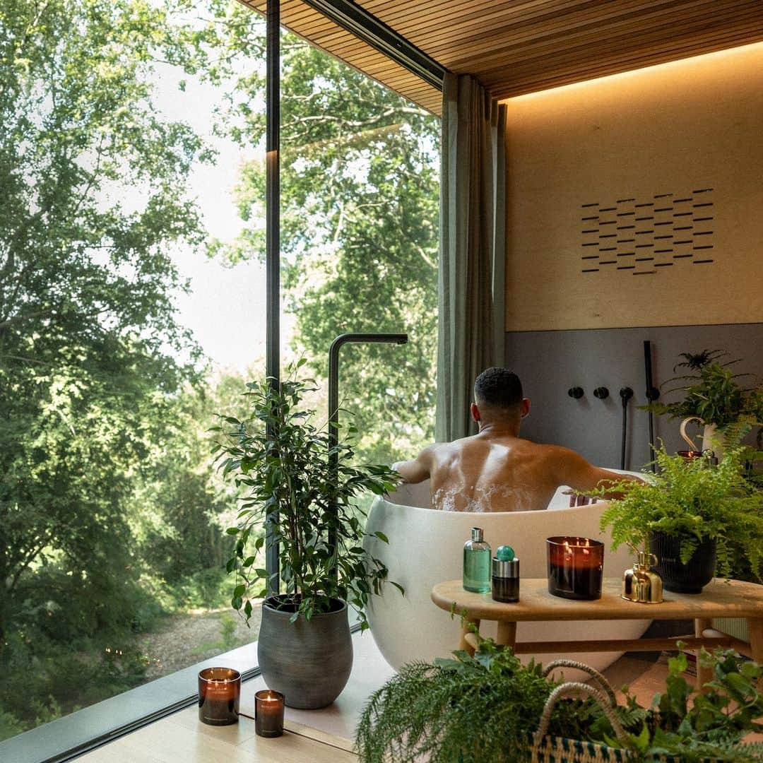 モルトンブラウンのインスタグラム：「Reenergise with an autumnal forest bathing ritual. Fill the room with steam-loving plants, pour our new Wild Mint & Lavandin Bath & Shower Gel into gushing water, sink in, and breathe.」