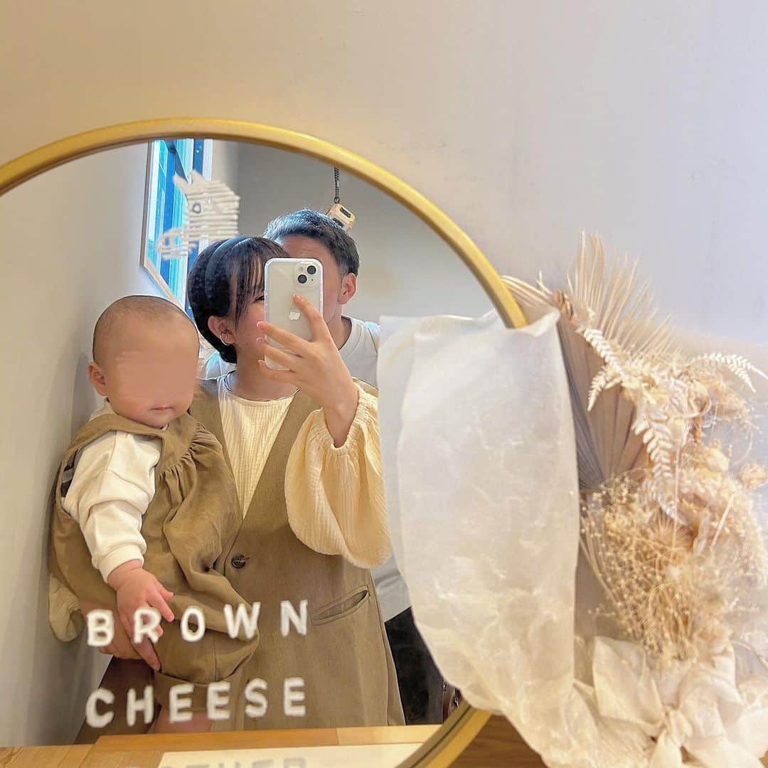 haruのインスタグラム：「ㅤㅤㅤㅤㅤㅤㅤㅤㅤㅤㅤㅤㅤ ㅤㅤㅤㅤㅤㅤㅤㅤㅤㅤㅤㅤㅤ  久しぶりに家族写真👨‍👩‍👦♡  ちび🐻くん初めてのお泊まり旅行🚘ˊ˗ ホテルの近くにあった カフェでゆっくり☕️  那須は1年半ぶりだったけど前来た時になかった GOOD NEWS って言う施設ができてて おしゃれなお店がたくさんで楽しかった☺️🤍  ㅤㅤㅤㅤㅤㅤㅤㅤㅤㅤㅤㅤㅤ ┈┈┈┈┈┈┈┈┈┈┈┈┈┈┈┈┈┈┈  @brown.cheese_brother   ☑︎ 自家製ホワイトコーラ ☑︎ りんごジュース ☑︎ ホエーワッフル  ワッフル🧇サクサクもちもちだし、ミルクのアイスも キャラメルも相性最高だし美味しかった😋！  ランチ時間はハンバーガーもあるみたいなので 次回食べてみたい🍔˒˒ ㅤㅤㅤㅤㅤㅤㅤㅤㅤㅤㅤㅤㅤ ㅤㅤㅤㅤㅤㅤㅤㅤㅤㅤㅤㅤㅤ 📍: 栃木県那須郡那須町高久乙24-1 ⏰ : 9:00〜17:00　 🚪 : 第2木曜日定休 🚘 : 1台500円 / アプリ登録で1台無料  👶🏻 : キッズチェア ○ / ベビーカー ○   施設の中には 授乳室 ( 調乳用お湯はなし ) も オムツ変えスペースもありました🙌🏻  ㅤㅤㅤㅤㅤㅤㅤㅤㅤㅤㅤㅤㅤ #おはるカフェめぐり #那須カフェ#那須観光#那須旅行#栃木カフェ#栃木観光#栃木旅行#ワッフル#goodnews#子連れカフェ#子連れカフェ栃木」