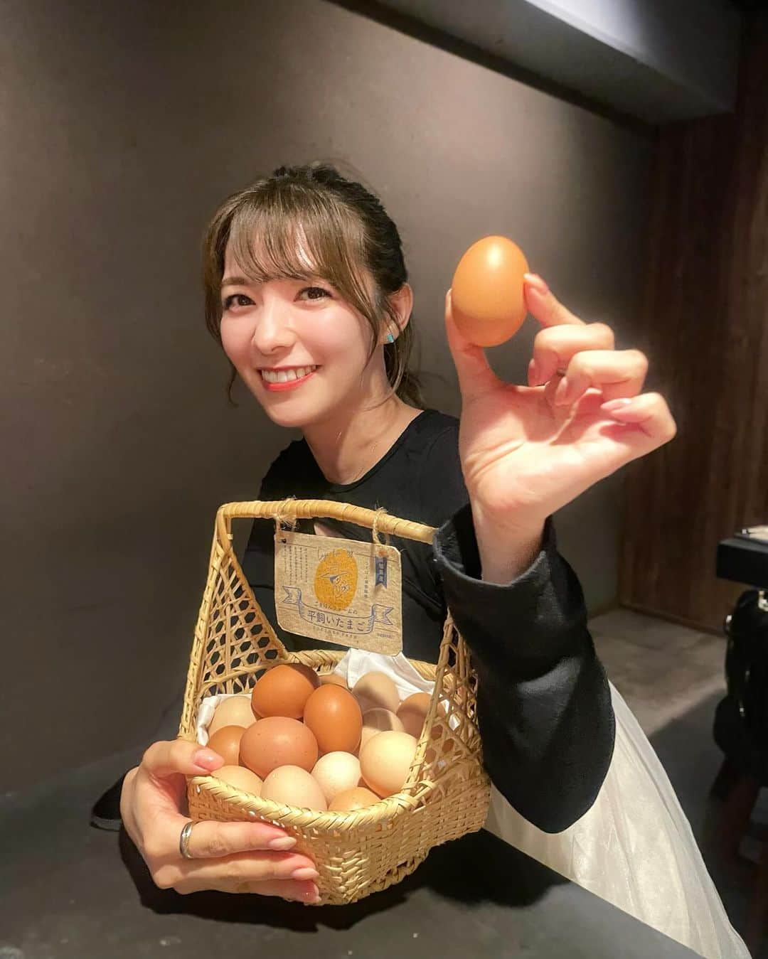 岩根沙恵子?さえみるさんのインスタグラム写真 - (岩根沙恵子?さえみるInstagram)「🥚𝒯ℴ𝓇𝒾 この日のディナーは鶏焼肉💛 恵比寿の【ファイヤーバード】へ♪ @firebird_ebisu   暖炉を囲んで、新鮮な焼鳥を•••😍 食鳥処理場の許認可を得ていて 自社解体が可能なんだって！ だから美味しいんだ🤤👏  今回はお任せコースをお願いしました。 結果、大満足すぎました😳❤️  今回のメニューは ✔︎ 能登『高農園』赤土野菜のサラダ ✔︎京紅地鶏ムネネギ ✔︎モツ盛り合わせ ✔︎地鶏ホルモン ✔︎箸休め ✔︎合鴨と地鶏の合い挽きつくね ✔︎焼き野菜 ✔︎茨城県『西崎ファーム』窒息鴨 ✔︎地鶏の辛子焼き ✔︎せせりタレ焼き ✔︎鴨ラーメン  茨城県『ごきげんファーム』 平飼い卵のTKG  最後のラーメンうまうますぎました🥹 普通にこれだけ食べたいくらいの味🥹🩷 きっと高級ラーメンだろうけど🍜  それから生胡椒、最高🥺 お肉で巻いて食べて、そのあとは お酒のつまみに〜🤭！  全て美味しすぎてどれも推し！ いちばんは選べません🥺 絶対また食べたい！！  管理栄養士的にも鳥さんはとてもおすすめ！ たんぱく質はもちろん、 ビタミンB2・6・Kなど豊富に入っています✨ 卵との相乗効果もあるのでお家ご飯でもぜひ🍚 それから、 卵は高くてもなるべく平飼いをおすすめします★  ファイヤーバード、 恵比寿駅からも近くておすすめ店です🖐️  #恵比寿 #ファイヤーバード#鶏焼肉 #鶏肉料理 #鴨肉 #焼き鳥 #管理栄養士 #恵比寿グルメ #東京グルメ #恵比寿ディナー #恵比寿デート #さえみる東京 #たまご好き #やきとり」9月26日 23時11分 - saemiltiii