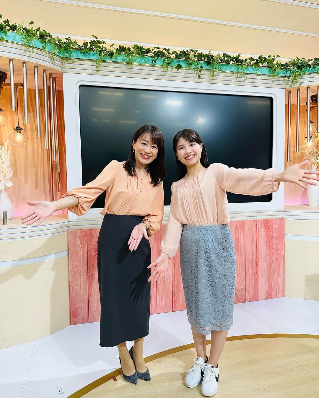 のインスタグラム：「きょうは、キャスターの前川夏生さんと、偶然、同じピンク色のブラウスでした。 あまり写真を撮る機会がないので、きょうは記念撮影！ #お好みワイドひろしま　＃前川夏生」