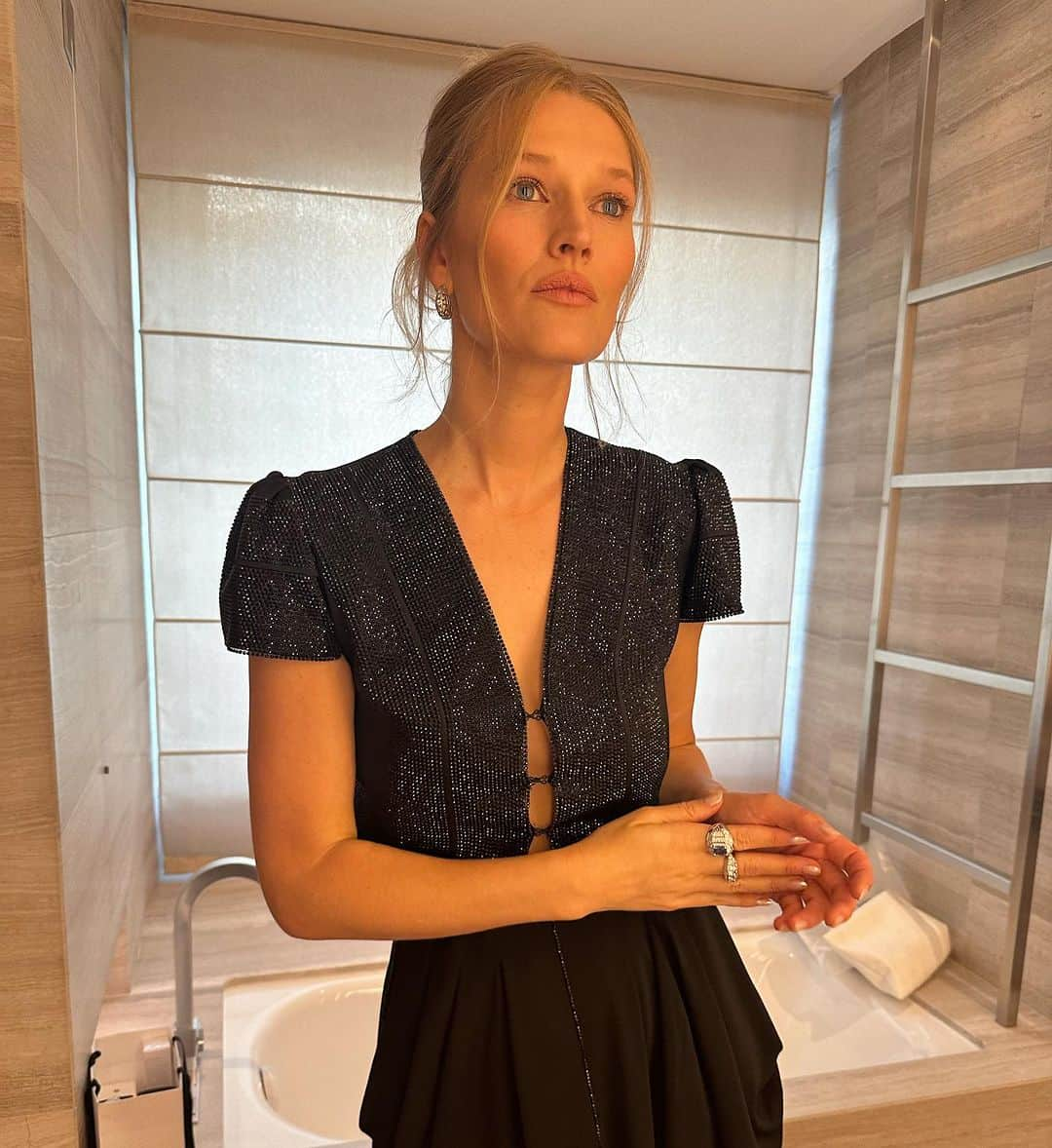 トニ・ガーンさんのインスタグラム写真 - (トニ・ガーンInstagram)「Beauty moment with @armanibeauty for the @giorgioarmani show in Milan #armanibeauty #makeup #AD」9月26日 23時05分 - tonigarrn