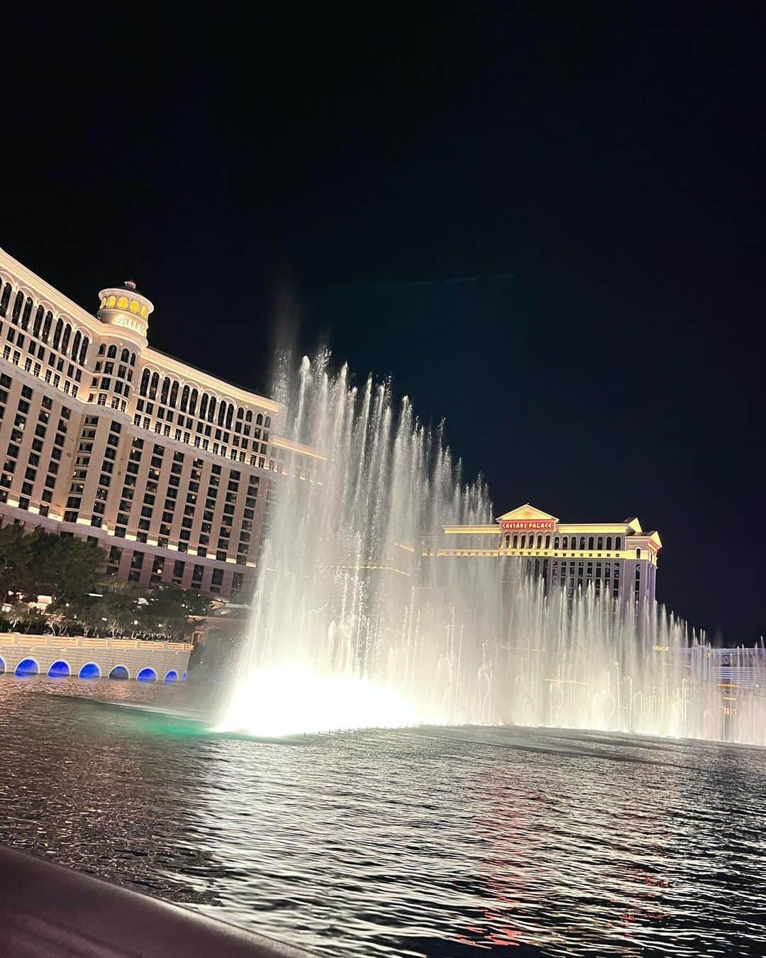 森戸知沙希さんのインスタグラム写真 - (森戸知沙希Instagram)「Las Vegas💛 　 　 　　 Las Vegas行ってきました！わたしは初めて！ どこいってもキラッキラだった！笑 昼と夜とで街の雰囲気大違いだし、、、 　 　 ハプニング多発した旅行だったけどめちゃめちゃ楽しかったです^ ^笑 詳しくはYouTubeみてね✌️ 　 　 #lasvegas #bellagiofontain #us #留学生活 #留学 #旅行 #travel #ラスベガス #ラスベガスいってきた」9月26日 23時05分 - chisaki__morito.official