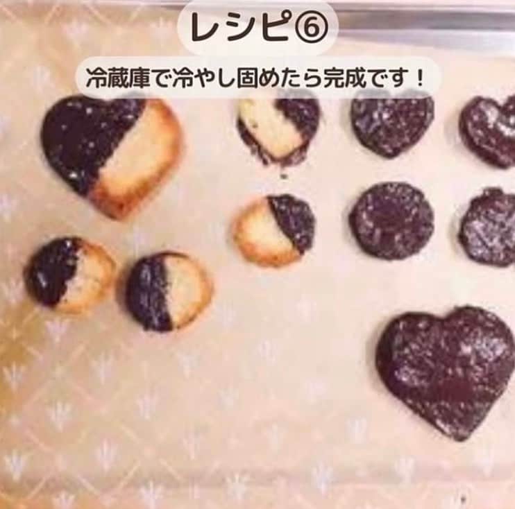 糖質制限ドットコムさんのインスタグラム写真 - (糖質制限ドットコムInstagram)「日本初の糖質制限専門店監修レシピ💡  ✨糖質制限　チョコラスク✨  材料2～3人分 ローカーボ山型食パン薄切り3枚 モリドルダークチョコレート約1/2枚（50ｇ）  作り方 1 食パンを0.5～0.8ｃｍ厚さに薄切りにしてクッキー型などで型抜きします。  2 トースターまたは200度に予熱したオーブンで両面をカリッとするまで焼きます。  3 チョコレートを刻み、湯煎で溶かしておきます。  4 焼きあがったら冷めるまで待ちます。  5 湯煎で溶かしたチョコを付けます。  6 冷蔵庫で冷やし固めたら完成です！  栄養成分（全量あたり） 160kcal、蛋白質 9.8g、脂質 10.7g、糖質 9.9g、食物繊維 9.5g、食塩相当量 0.4g、エリスリトール除く糖質　2.3g  #糖質制限 #糖質制限豆知識 #糖尿病 #糖尿病食 #ダイエット効果 #健康人生 #ダイエット食品 #糖質制限中 #糖尿病予備軍 #糖尿病の人と繋がりたい #糖尿病レシピ #糖尿病予防 #糖質制限食 #糖質制限ごはん #糖質制限生活 #血糖値を上げない食事 #健康サポート #健康が一番 #糖質制限ダイエット中 #糖尿病だけど食は美味しく楽しみたい #糖尿病糖質制限食 #健康にダイエット #健康でいたい #食事サポート #ロカボ飯 #糖尿病ごはん #糖尿病治療中 #糖質制限中でも食べれる #糖質制限ドットコム #豆知識」9月26日 23時06分 - toushitsu_s