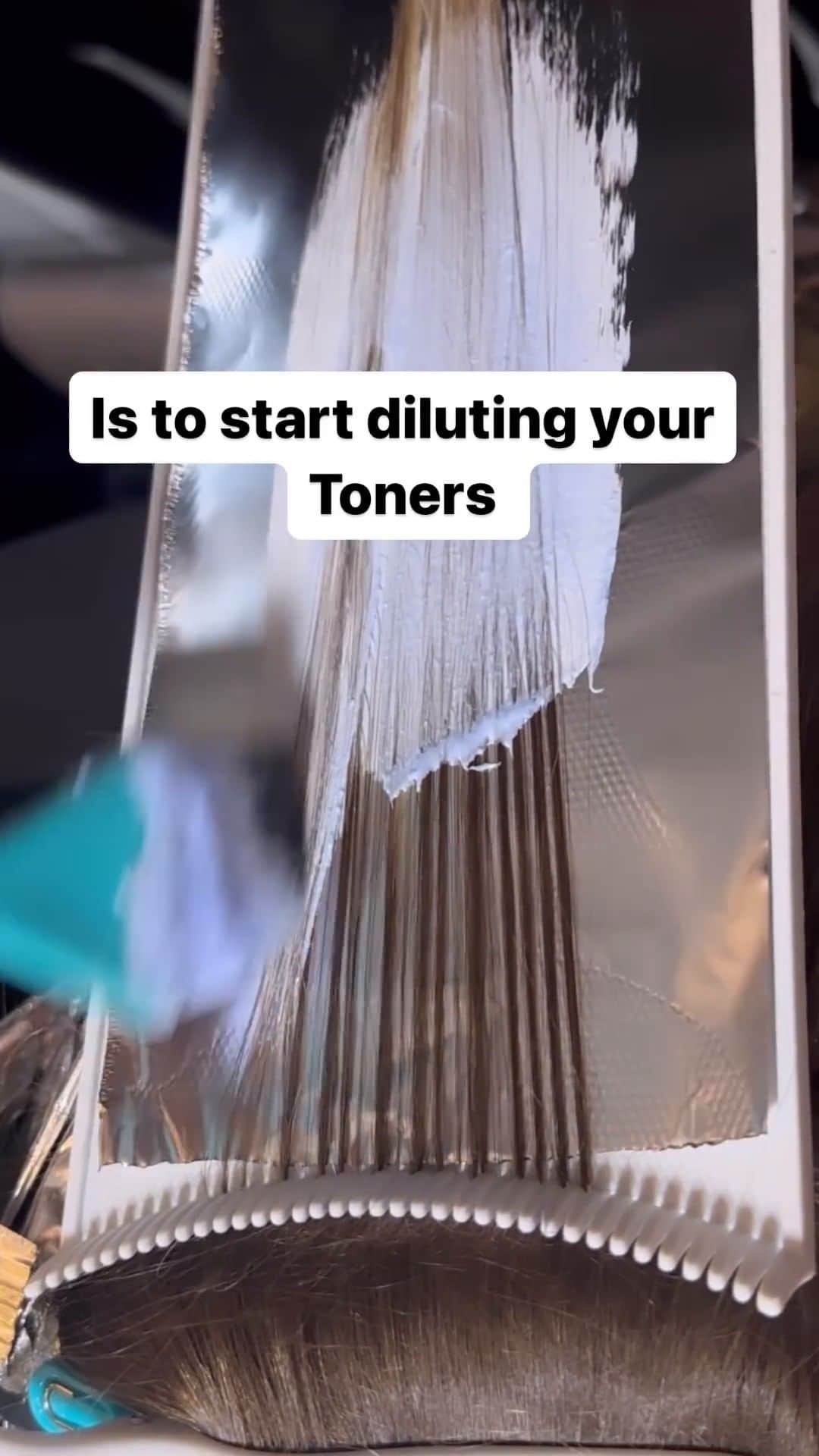 CosmoProf Beautyのインスタグラム：「Want to know the secret to brighter blondes? Diluting your toners!  @GarethWilliamsHair used @moroccanoilpro to mix your target shade with clear toner in a 50/50 split between your desired formulation. If you really want to knock it out of the park, try 80% clear and 20% chosen formula.   Would you try this technique?   #CosmoProf #BrightBlonde #BlondeHairstylist #Moroccanoil #HairstylistLife #HairstylistEducation」
