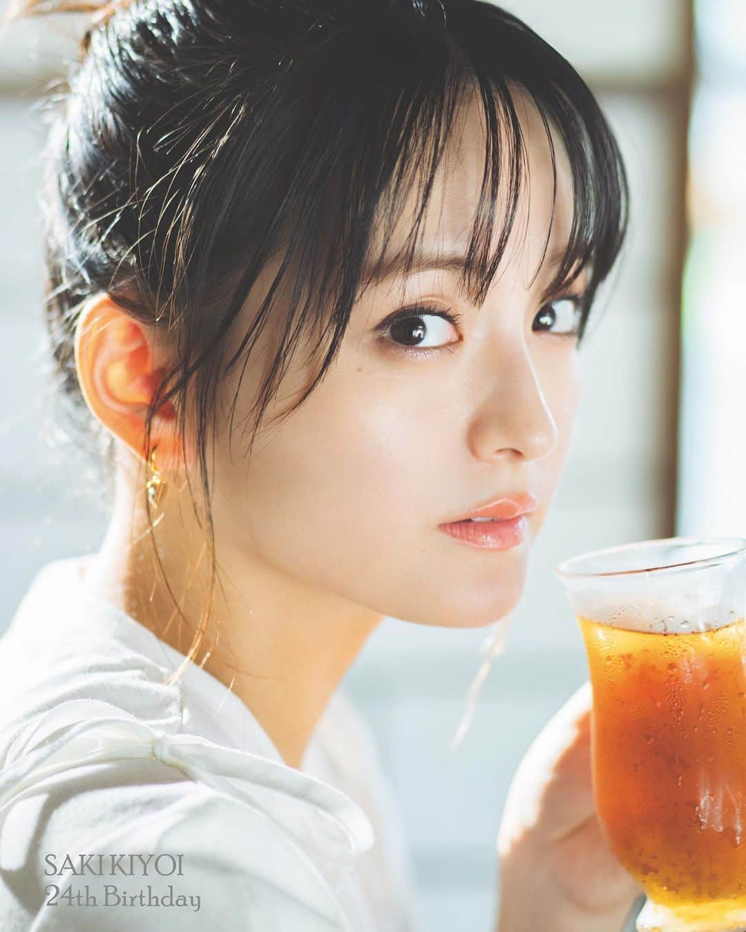 佐藤俊斗さんのインスタグラム写真 - (佐藤俊斗Instagram)「スターダスト清井咲希さんのデジタルフォトブックと生写真を撮影させていただきました。 こちらは先日開催された生誕祭用の生写真。  明るく素敵な方で、会話するようにシャッターを切ってました。 デジタルフォトブックは11月発売。お楽しみに。」9月26日 23時09分 - shuntosato