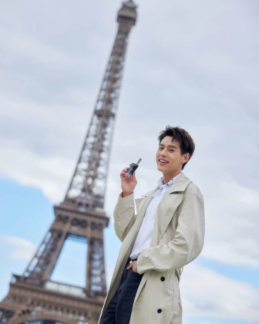CeCi Thailandのインスタグラム：「บิวกิ้น  @bbillkin Lancôme Thailand Brand Partner เช็กอินความหล่อผิวออร่า ณ มหานครปารีส เมืองแห่งความโรแมนติก ความสวยงามและศิลปะเป็นที่เรียบร้อย! ครั้งนี้บิวกิ้นจะมาร่วมทำกิจกรรมอะไรในทริปเอ็กซ์คลูซีฟ Lancôme X Louvre Advanced Génifique Serum แฟนๆ เตรียมเซอร์ไพรส์กันได้เลย  #บิวกิ้น #Billkin  #LancomeXBillkin  #LancomeLouvreXBillkin #LancomeThailand」