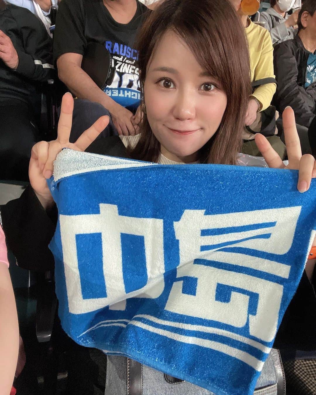 鈴木まりやさんのインスタグラム写真 - (鈴木まりやInstagram)「個人的に今シーズンラストのファイターズ戦観戦できました♡  今シーズンの観戦は数えたら8回だった！あんまり沢山来られなかったけど、来シーズンは推しの淺間選手にも一軍に復帰してもらって、もっともっと沢山観に行きたいです😆  同じく推しの中島選手は今日は試合には出てなかったけど、一軍に戻ってきてくれて嬉しい😆懐かしのタオル持って行きました🎵  万波選手と細川選手のHRサイコー！！！  今シーズンも終わってしまうのかと寂しいけど… こうして北海道にいられてホーム戦を観に行くことができて私は幸せ者だ…♡  誘ってくれたお友達ありがとう🥺🫶 (2枚目見切れてる笑)  そして北海道のスポーツはバスケも熱い‼️ レバンガ北海道は来週末開幕🏀  野球もバスケもシーズンごとにどちらも楽しめて幸せですわ🤤  帰りにレバブーさんたちともたまたまお会いできて、お話できて嬉しかったな🫶  エスコンで迎える初めての、この寒くなってきたかんじもなんだかいいね♡  明日、明後日行かれる方楽しんできてください🎵  はむほーーーー！  #lovefighters  #はむほー #日ハムファン #北海道日本ハムファイターズ #レバンガ北海道 #北海道民」9月26日 23時09分 - mariyannu_official