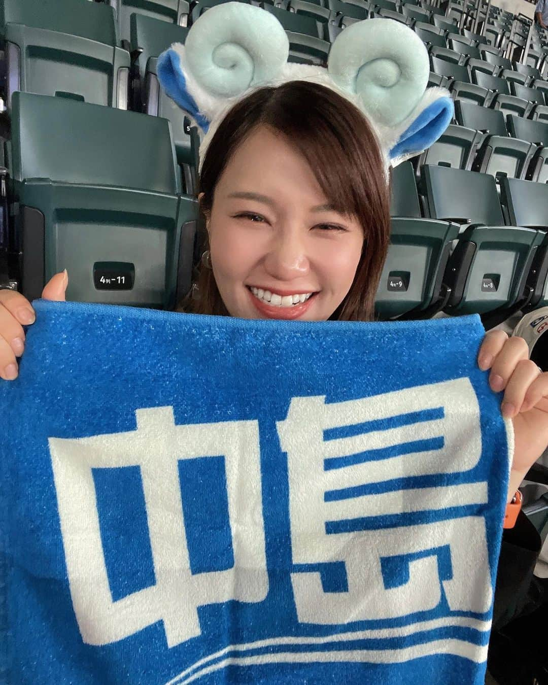 鈴木まりやのインスタグラム：「個人的に今シーズンラストのファイターズ戦観戦できました♡  今シーズンの観戦は数えたら8回だった！あんまり沢山来られなかったけど、来シーズンは推しの淺間選手にも一軍に復帰してもらって、もっともっと沢山観に行きたいです😆  同じく推しの中島選手は今日は試合には出てなかったけど、一軍に戻ってきてくれて嬉しい😆懐かしのタオル持って行きました🎵  万波選手と細川選手のHRサイコー！！！  今シーズンも終わってしまうのかと寂しいけど… こうして北海道にいられてホーム戦を観に行くことができて私は幸せ者だ…♡  誘ってくれたお友達ありがとう🥺🫶 (2枚目見切れてる笑)  そして北海道のスポーツはバスケも熱い‼️ レバンガ北海道は来週末開幕🏀  野球もバスケもシーズンごとにどちらも楽しめて幸せですわ🤤  帰りにレバブーさんたちともたまたまお会いできて、お話できて嬉しかったな🫶  エスコンで迎える初めての、この寒くなってきたかんじもなんだかいいね♡  明日、明後日行かれる方楽しんできてください🎵  はむほーーーー！  #lovefighters  #はむほー #日ハムファン #北海道日本ハムファイターズ #レバンガ北海道 #北海道民」