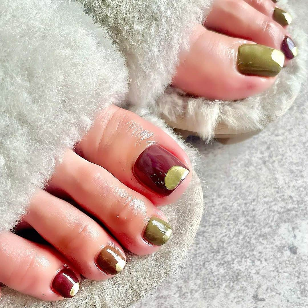 北川楓夏のインスタグラム：「New nail💅  秋ネイルが可愛すぎる🍁  そしてちょっと前にやってもらってたハンドネイル。久々にシルバーだったのですが、褒められ率高かったです🪞✨  ( @says_nail )  #akita #秋田 #nail #ニュアンスネイル #クセありネイル #秋ネイル #ナチュラルネイル #2023autumn #秋ネイル2023 #saysnail #お任せネイル #saysネイル #handnail #奥行きネイル #クリアネイル #footnail #秋色ネイル」