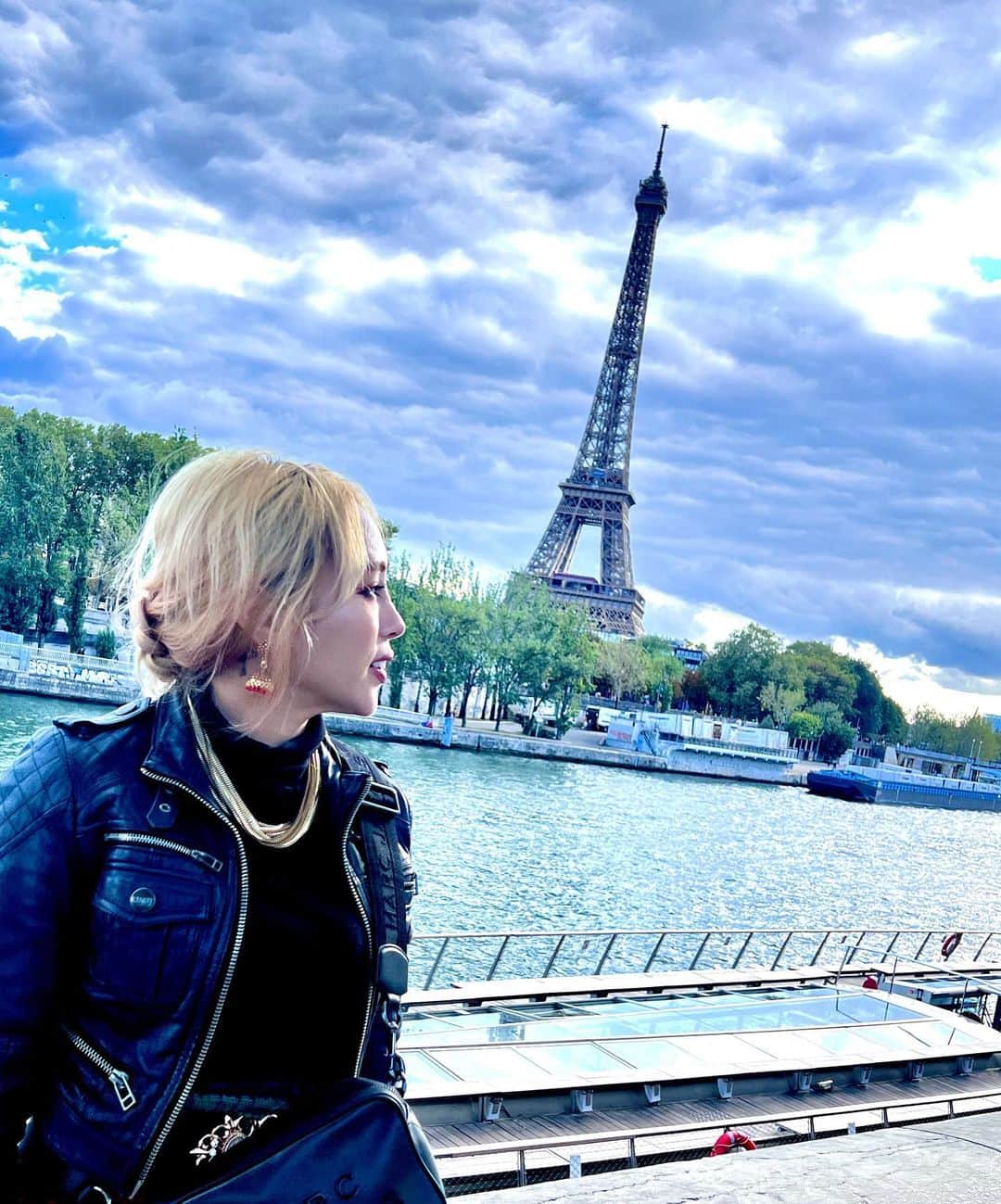 MIRIさんのインスタグラム写真 - (MIRIInstagram)「ミーハーだけど 死ぬ前に一回は見たかった✨  #エッフェル塔 #シャンゼリゼ通り #パリ」9月26日 23時20分 - misaka_milloy
