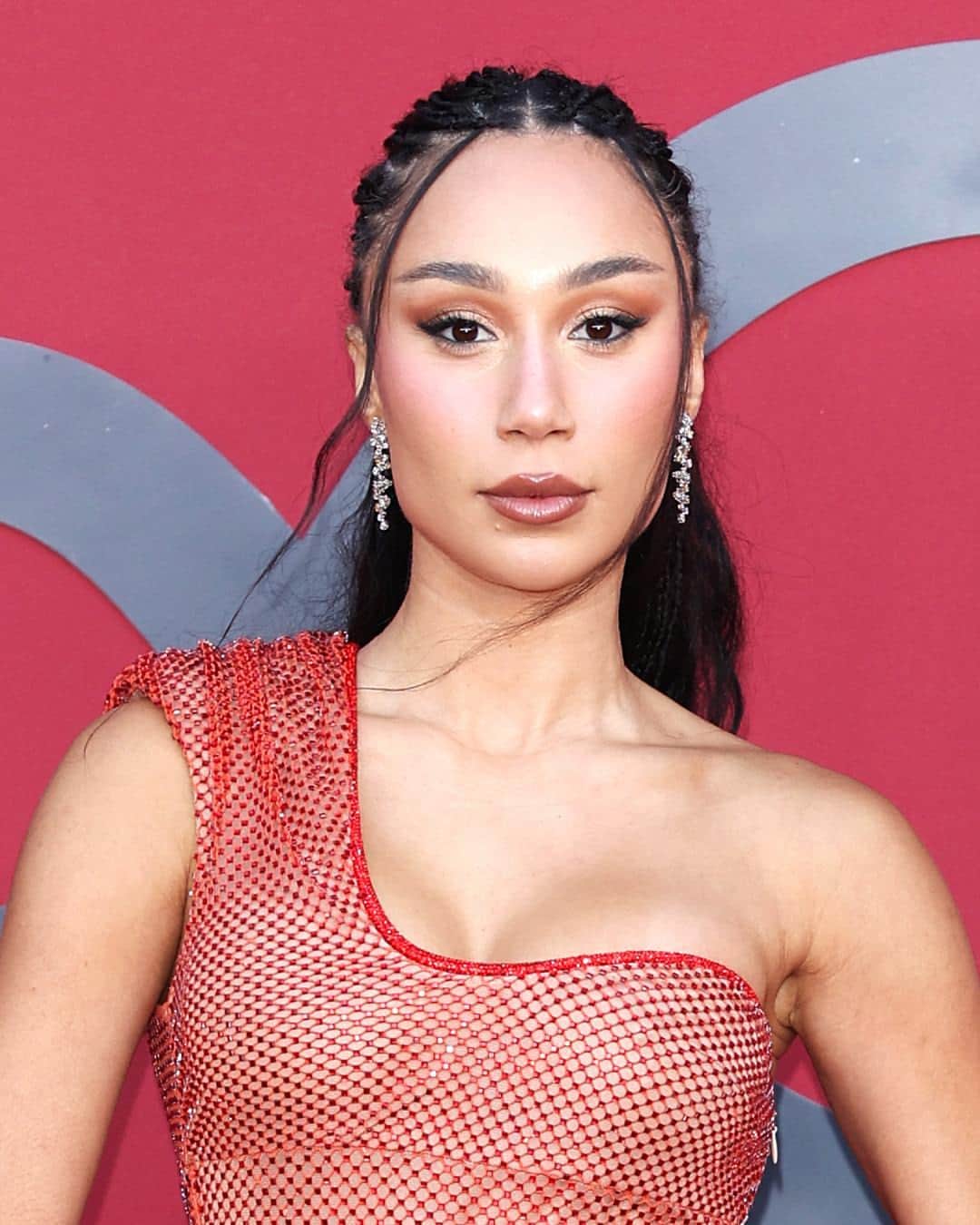 ダミアーニのインスタグラム：「American actress and youtuber @mylifeaseva wears the stunning Damiani Belle Époque rings paired with the ring and the necklace from the High Jewelry Mimosa collection.  Talented Italian photographer @nimabenati looks fabulous in her Damiani Mimosa total look.  Charming Italian actress @svevaalviti shines in the white gold and diamonds Damiani Mimosa necklace.  #DamianiBelleEpoque #DamianiMimosa #Damiani #Handmade #MadeinItaly #MilanoFashionWeek #MFW #CNMISustainableFashionAwards」