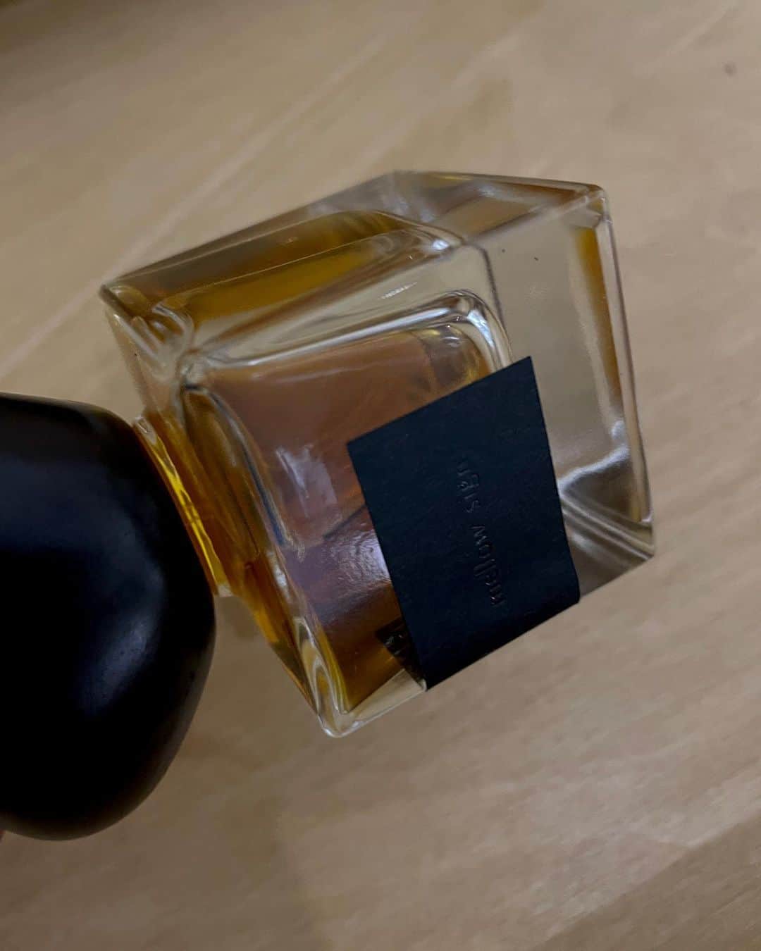 柿本絢菜 (24)さんのインスタグラム写真 - (柿本絢菜 (24)Instagram)「香水には興味があり、以前は王道を使ってたんやけど、やっぱり人気なブランドだけに周りと被るし、個性を感じなくなり...。  自分を表現する“香り”とは？ 長い間考えた先にたどり着いた @dojapan.jp のドイツ製のパフューム。  ”気、呼吸、香り“の3つの要素が盛り込まれたパフュームは、どこのブランドにもない“DO”らしさを感じる。  どちらの香りも独特で、洗練された上質な仕上がりです。  特に“dō the perfume mellow sign”は、つけた瞬間、ぐっと重みがありながら、一度嗅ぐと忘れられない印象的な香り。スモーキーなのに滑らか。  2種類とも独特な成分でできており、蘇合香、没薬、⻄洋菩提樹の花やネロリ、上質な老山白檀や苔、ベチバーなど全成分天然由来。  １ヶ月ほど使用しておりますが、お気に入りすぎて、会社でも仕事の合間にふってリフレッシュ。最近はヨガの前にひとふりがお気に入り。これをつけると心和んで集中力もぐっと上がる。  本当にお気に入りなので、全部使ったらリフィルも欲しい(リフィル販売しているのも素敵やなぁ)」9月26日 23時17分 - aa_2.8