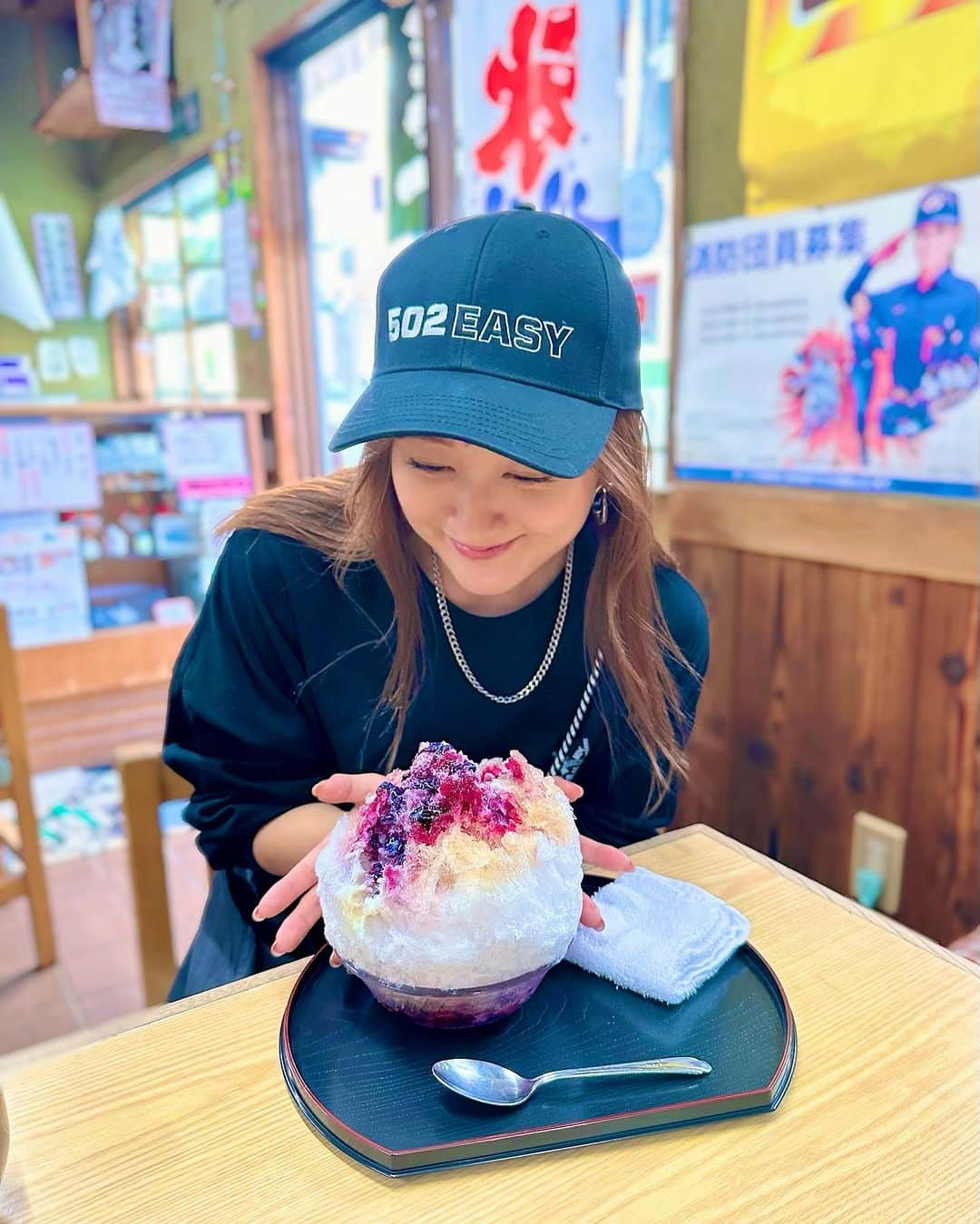 小松彩夏さんのインスタグラム写真 - (小松彩夏Instagram)「⁡ 『イチコレ』のあとに【502EASY cafe】でコラボしていただいた【大福屋】さんでかき氷を食べてきました🍧💕 ⁡ 今年のかき氷が終わってしまう前に食べられてよかった😋❤️ ⁡ やっぱり【大福屋】さんのかき氷はフワフワで絶品です❣️ ⁡ 私はブルーベリーにミルクプラスしてます🍧 ⁡ 写真はこれで小サイズ😆‼️ ⁡ お値段もお手頃でかき氷 好きにはたまらないのです😍🍧 ⁡ 突然お邪魔したにも関わらず、あたたかく迎え入れてくださり、ありがとうございました☺️💕 ⁡ これからの季節は紅葉みながら【大福屋】さんの美味しいお団子や大福もおすすめですよ〜🍡 ⁡ #502EASY #小松彩夏 #地元 #岩手 #岩手県 #一関 #一関市 #いち旅 #故郷 #一関市観光大使 #502easycafe #大福屋 #かき氷」9月26日 23時24分 - official_ayaka_502