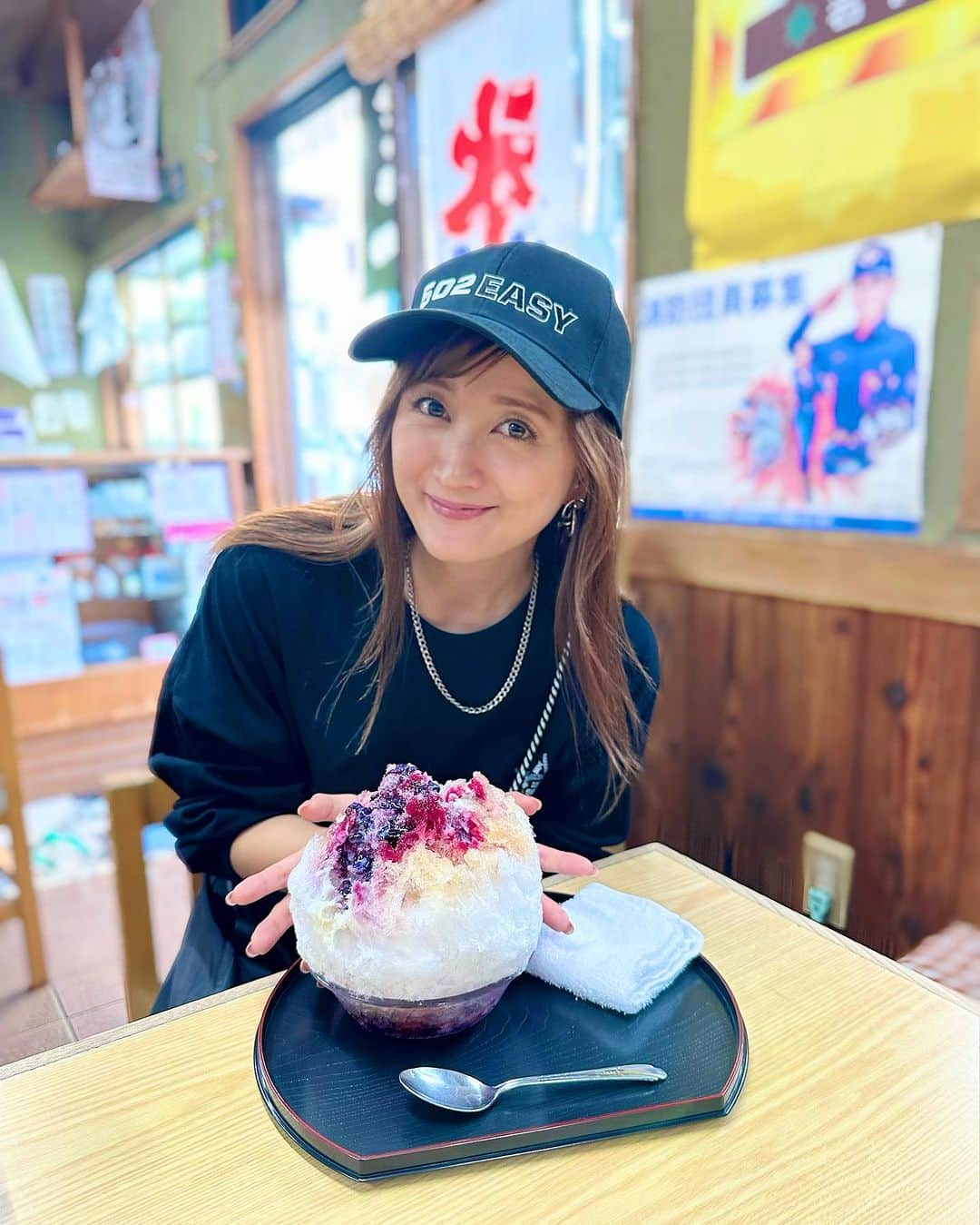 小松彩夏さんのインスタグラム写真 - (小松彩夏Instagram)「⁡ 『イチコレ』のあとに【502EASY cafe】でコラボしていただいた【大福屋】さんでかき氷を食べてきました🍧💕 ⁡ 今年のかき氷が終わってしまう前に食べられてよかった😋❤️ ⁡ やっぱり【大福屋】さんのかき氷はフワフワで絶品です❣️ ⁡ 私はブルーベリーにミルクプラスしてます🍧 ⁡ 写真はこれで小サイズ😆‼️ ⁡ お値段もお手頃でかき氷 好きにはたまらないのです😍🍧 ⁡ 突然お邪魔したにも関わらず、あたたかく迎え入れてくださり、ありがとうございました☺️💕 ⁡ これからの季節は紅葉みながら【大福屋】さんの美味しいお団子や大福もおすすめですよ〜🍡 ⁡ #502EASY #小松彩夏 #地元 #岩手 #岩手県 #一関 #一関市 #いち旅 #故郷 #一関市観光大使 #502easycafe #大福屋 #かき氷」9月26日 23時24分 - official_ayaka_502