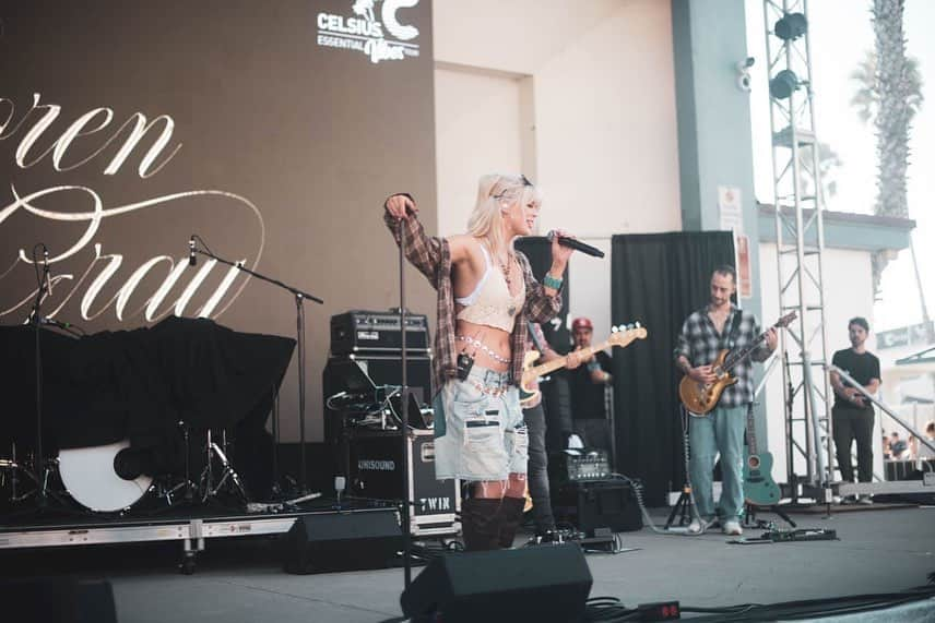 ローレン・グレイさんのインスタグラム写真 - (ローレン・グレイInstagram)「thank u @supergirlpro for having me & thank u to my lovely band. ur the best there is. the coolest time with the best people <3  📷 @j1madr」9月26日 23時24分 - loren