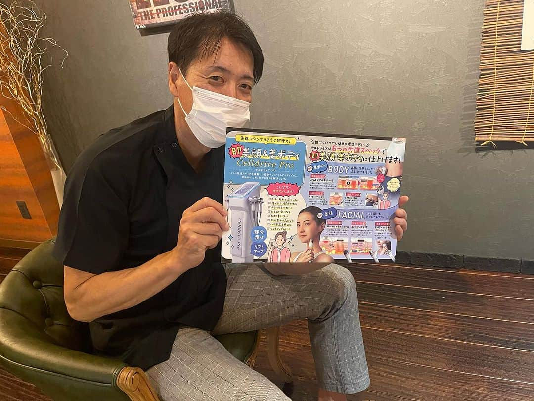 高野圭佑さんのインスタグラム写真 - (高野圭佑Instagram)「船田さんによるフェイシャルエステ初体験 めちゃいい♫  スポーツ脱毛🔥でお世話になってる船田さんの 【レオンゼロでメンズ脱毛とフェイシャルエステ】 してきました✨  スポーツ脱毛はテーピングなどを 毎日するアスリートにメチャおすすめ!!!  テーピングを剥がす時って痛いから 毛がないとまじでいい🙆‍♂️  今年の夏、めちゃ暑かったですよね？  僕も練習で割と日焼けしてたから  船田さんにオススメされた肌をケアして 保湿やハリを作るエステもしてもらいました😌  これがまじで気持ちよかったし、 施術後は自分の肌とは思えないくらい潤ってた  気になる人は1枚目の写真のタグから  船田さんのレオンゼロ のアカウントへ！  料金も船田さんのアカウントに載ってまーす👍  #レオンゼロ #船田　さん　　 #高野圭佑 #スポーツ脱毛」9月26日 23時30分 - keisuke_takano58