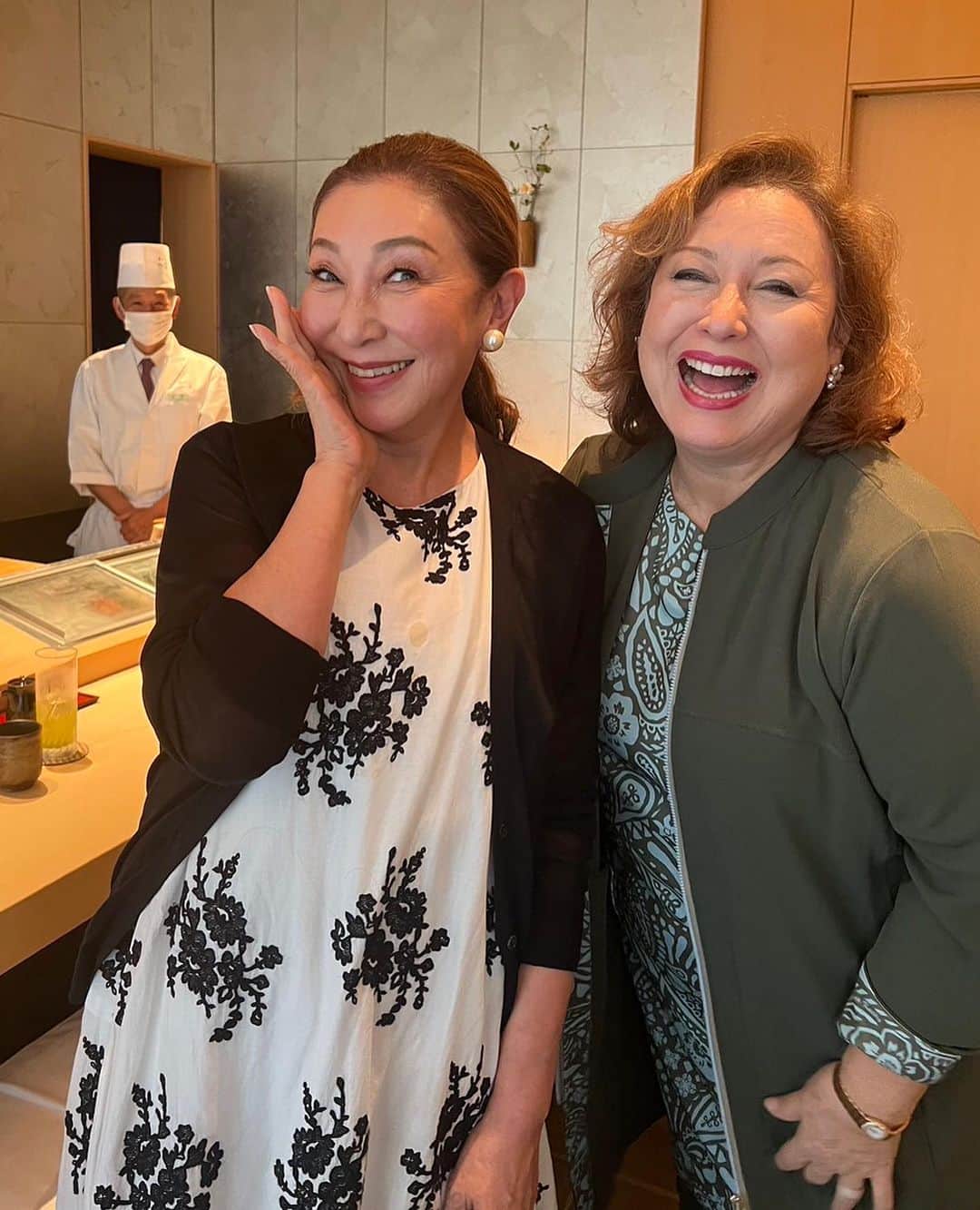 キャシー中島さんのインスタグラム写真 - (キャシー中島Instagram)「* モンステラの鉢を大きいのに変えました。 この頃ちょっと元気がないような気がして、びっくりするほど大きな鉢に変えました。  頑張ってモンステラ❣️  今日は三茶で2レッスン。 レッスンの合間に和津姉さんとランチデートです❤️ 渋谷のセルリアンホテルにあるお寿司屋さん🍣「一貫」でのランチ、 お気に入りのお寿司屋さんなので、朝ご飯を抜いてきました。 ワクワクです😀  和津姉さんは先に来て待っててくれました。 久しぶりの和津姉さんは相変わらずに綺麗で生き生きしてた❣️  飲み物も頼まないですぐに話が弾んじゃいました。 「一貫」さんごめんなさい🙏  お任せコースを頼んで、 しゃべって食べて、またしゃべって食べて‼️ チョー楽しい❤️ 2時間があっという間♪ 楽しかったね❣️  こう言う時間が必要だったのね。 次はどこでランチしようかなんて言ってるけど、 2人とも忙しいからいつできるかなぁ 絶対またランチしようね❤️  ご機嫌なバァバズでした♪、 ハッピー😃」9月26日 23時33分 - official_kathynakajima