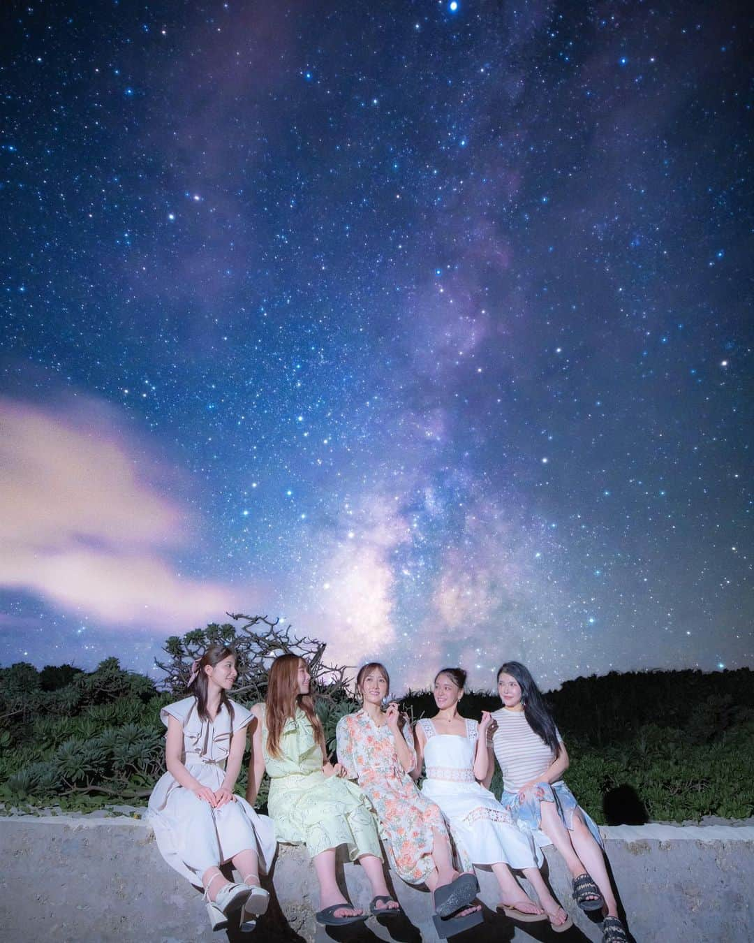 波多野結衣さんのインスタグラム写真 - (波多野結衣Instagram)「星空フォト✨  宮古島に皆で旅行した時に星空フォト撮っていただきました🥺⭐ (@noripos )  中々雲が無くならなくて色んな場所を探して下さり、粘りに粘って綺麗な星空が撮れたので凄く嬉しかったです🥰  皆で記念に綺麗な天の川の下で素敵な写真撮れて最高な想い出になりました🥺❤️‍🔥 ありがとうございます🙇✨ . . #星空フォト #宮古島  #天の川 #素敵 #想い出 #星空」9月26日 23時34分 - hatachan524