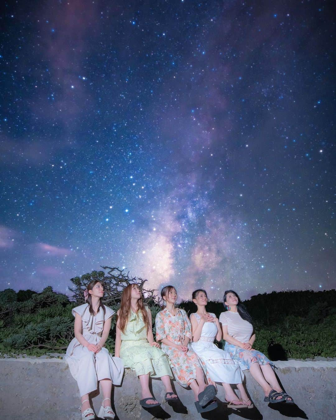 波多野結衣さんのインスタグラム写真 - (波多野結衣Instagram)「星空フォト✨  宮古島に皆で旅行した時に星空フォト撮っていただきました🥺⭐ (@noripos )  中々雲が無くならなくて色んな場所を探して下さり、粘りに粘って綺麗な星空が撮れたので凄く嬉しかったです🥰  皆で記念に綺麗な天の川の下で素敵な写真撮れて最高な想い出になりました🥺❤️‍🔥 ありがとうございます🙇✨ . . #星空フォト #宮古島  #天の川 #素敵 #想い出 #星空」9月26日 23時34分 - hatachan524