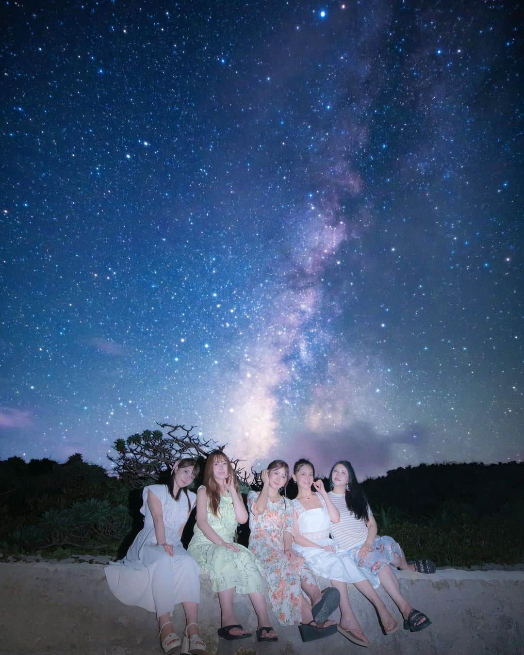 波多野結衣さんのインスタグラム写真 - (波多野結衣Instagram)「星空フォト✨  宮古島に皆で旅行した時に星空フォト撮っていただきました🥺⭐ (@noripos )  中々雲が無くならなくて色んな場所を探して下さり、粘りに粘って綺麗な星空が撮れたので凄く嬉しかったです🥰  皆で記念に綺麗な天の川の下で素敵な写真撮れて最高な想い出になりました🥺❤️‍🔥 ありがとうございます🙇✨ . . #星空フォト #宮古島  #天の川 #素敵 #想い出 #星空」9月26日 23時34分 - hatachan524