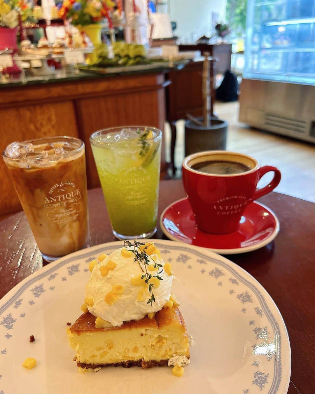 高田志織さんのインスタグラム写真 - (高田志織Instagram)「🌽×🧀 이 카페 또 가고싶다🫠  @antique__coffee」9月26日 23時35分 - shiori_naast