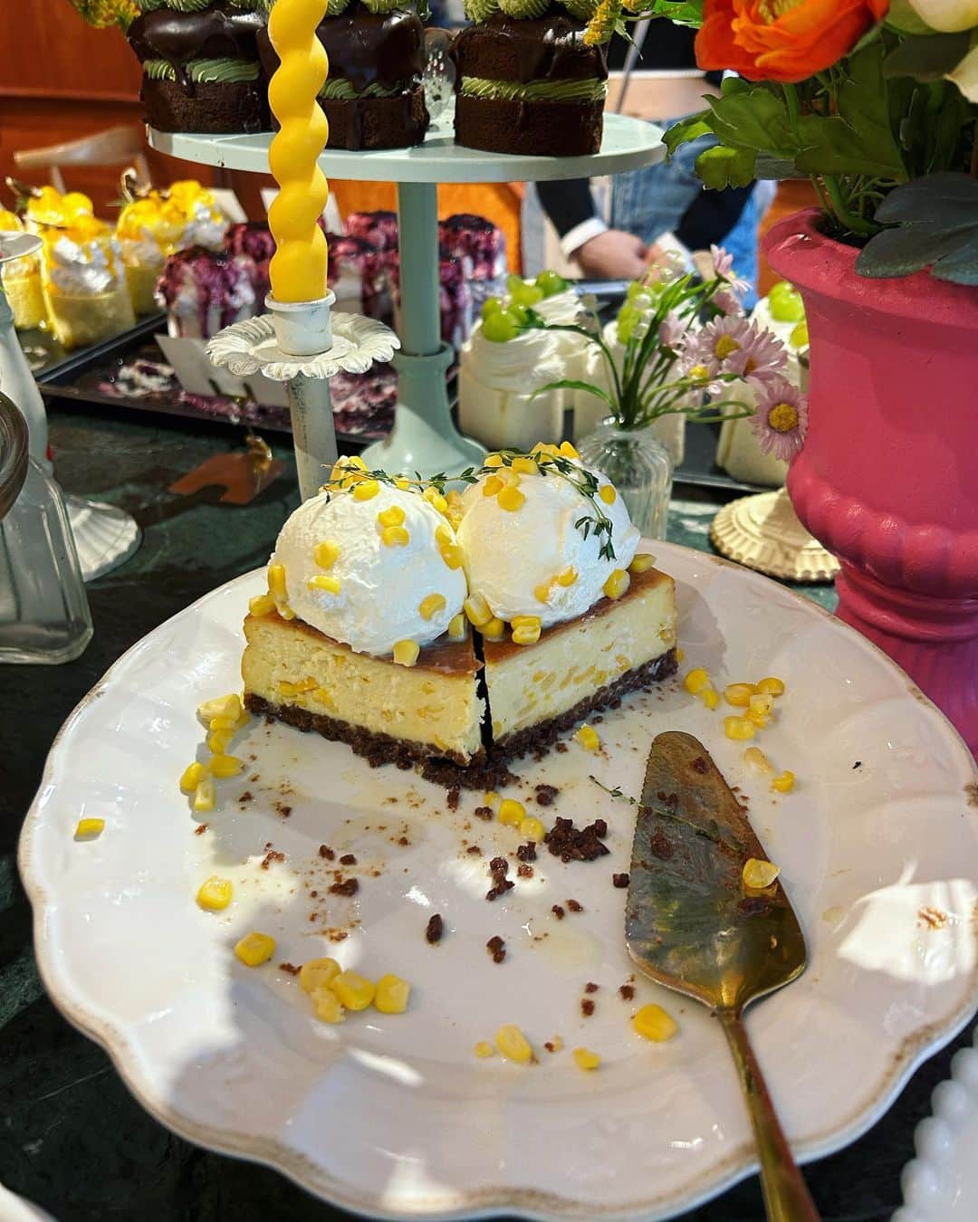 高田志織さんのインスタグラム写真 - (高田志織Instagram)「🌽×🧀 이 카페 또 가고싶다🫠  @antique__coffee」9月26日 23時35分 - shiori_naast