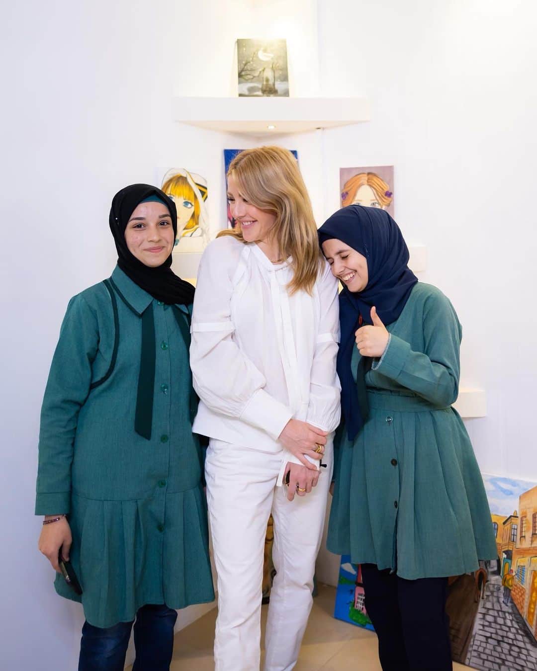 エリー・ゴールディングのインスタグラム：「Yesterday I had the honour of opening the  Zaatari Music & Arts Center  at Zaatari Refugee Camp, Jordan . This is the largest refugee camp in the Middle East with 60% of the 85,000 residents under 25.   It was an extraordinary privilege to meet young Syrian people and to get the opportunity see them not only as refugees but as musicians and artists and performers.  I will remember and treasure their performances for a long time to come.   To be a refugee is often to experience trauma, a removal of identity and the erasure of culture.  It’s an existence that leaves little room for dreams.   The Zaatari Music & Arts Center reinstates both dreams and hope. Thanks to this remarkable initiative, in this corner of the camp young people will now have access to classes in Guitar, Drums, Oud, Voice & Dance, a performance space and a recording studio.  Music and the arts can help to heal trauma and to reconnect refugees with their culture and identity.   I was also moved by the dedication of people and organisations working to help refugees at Zaatari. But despite the best efforts of the Jordanian services and many international agencies, international budgets for Syrian refugees are being cut. We must not forget that 110M people are currently forcibly displaced from their homes, which is the most since World War 2.   My visit to Zaatari confirms my belief that only by coming together as a global community to support refugees properly can we give theses young people the beautiful future they deserve.   Love Ellie x  @dreamdayorg  @playingforchangefoundation  @questscope  @toddkrim  @fairmontamman」
