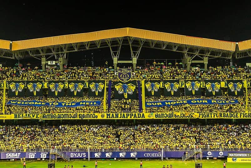 木村太陽さんのインスタグラム写真 - (木村太陽Instagram)「Gave me a shirts 🤩🤩 Amazing experience 💛💙  See you soon🫰🫰 Kerala has the biggest fans in Asia!💛💙  #keralablasters #kbfc #kbfcmanjappada」9月26日 23時37分 - taiyojr.10