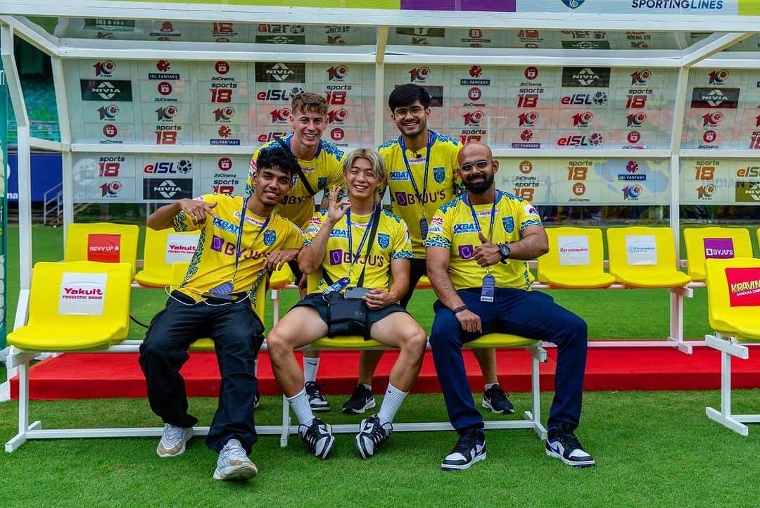 木村太陽さんのインスタグラム写真 - (木村太陽Instagram)「Gave me a shirts 🤩🤩 Amazing experience 💛💙  See you soon🫰🫰 Kerala has the biggest fans in Asia!💛💙  #keralablasters #kbfc #kbfcmanjappada」9月26日 23時37分 - taiyojr.10