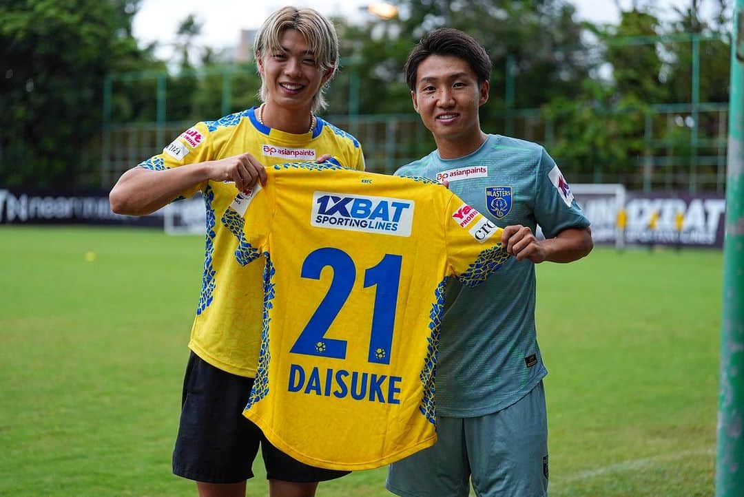 のインスタグラム：「Gave me a shirts 🤩🤩 Amazing experience 💛💙  See you soon🫰🫰 Kerala has the biggest fans in Asia!💛💙  #keralablasters #kbfc #kbfcmanjappada」