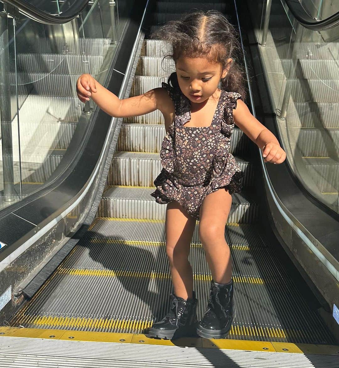 シェネルさんのインスタグラム写真 - (シェネルInstagram)「What a great excuse to post about my baby girl.. I can’t get enough of your energy, your curiosity, your expressions and love of people.. you light up a room girl and god your funny .. your laugh is contagious and man do you know what you want .. thank you for teaching me everyday … thank you for loving me and allowing me to love you.. your hugs and kisses in the mornings and all the unexpected new words and mannerisms I experience everyday and those moves tho! Lol .. I love you so so much @babysantosha watching you grow is scary and beautiful at the same time .. 😩😩😩 sigh… ❤️❤️❤️❤️❤️❤️❤️❤️❤️❤️❤️❤️❤️❤️❤️❤️❤️❤️ THAT LAST VIDEO WAS YOUR FIRST EVER LAUGH! Lol  #happydaughtersday #daughtersday #internationaldaughtersday #love #daughter #mybaby #mommysgirl #mamasgirl #mylove #babygirl #toddlerlife」9月26日 23時37分 - chenelleworld