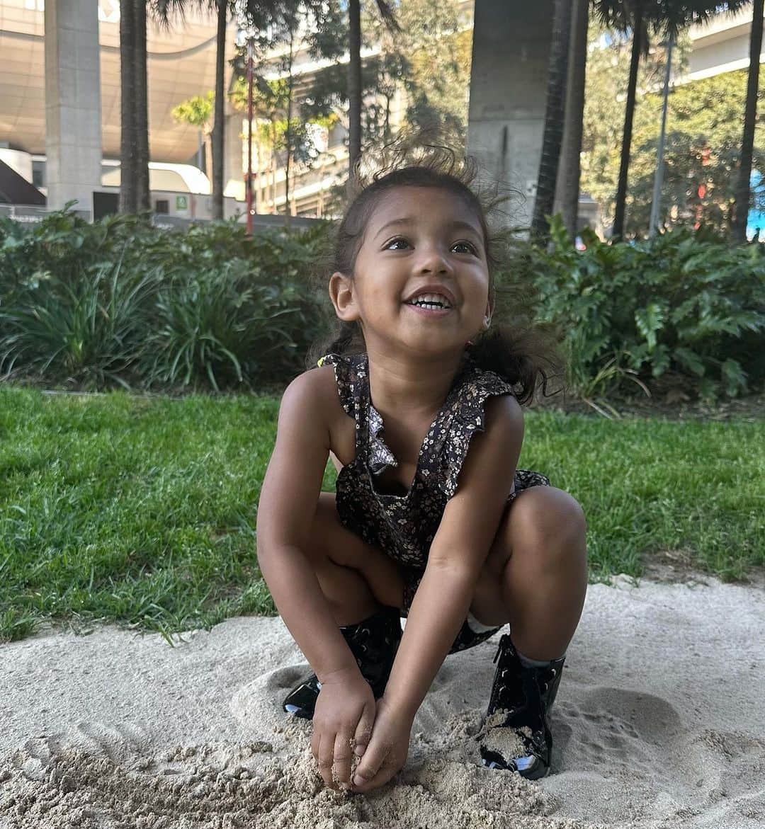 シェネルさんのインスタグラム写真 - (シェネルInstagram)「What a great excuse to post about my baby girl.. I can’t get enough of your energy, your curiosity, your expressions and love of people.. you light up a room girl and god your funny .. your laugh is contagious and man do you know what you want .. thank you for teaching me everyday … thank you for loving me and allowing me to love you.. your hugs and kisses in the mornings and all the unexpected new words and mannerisms I experience everyday and those moves tho! Lol .. I love you so so much @babysantosha watching you grow is scary and beautiful at the same time .. 😩😩😩 sigh… ❤️❤️❤️❤️❤️❤️❤️❤️❤️❤️❤️❤️❤️❤️❤️❤️❤️❤️ THAT LAST VIDEO WAS YOUR FIRST EVER LAUGH! Lol  #happydaughtersday #daughtersday #internationaldaughtersday #love #daughter #mybaby #mommysgirl #mamasgirl #mylove #babygirl #toddlerlife」9月26日 23時37分 - chenelleworld