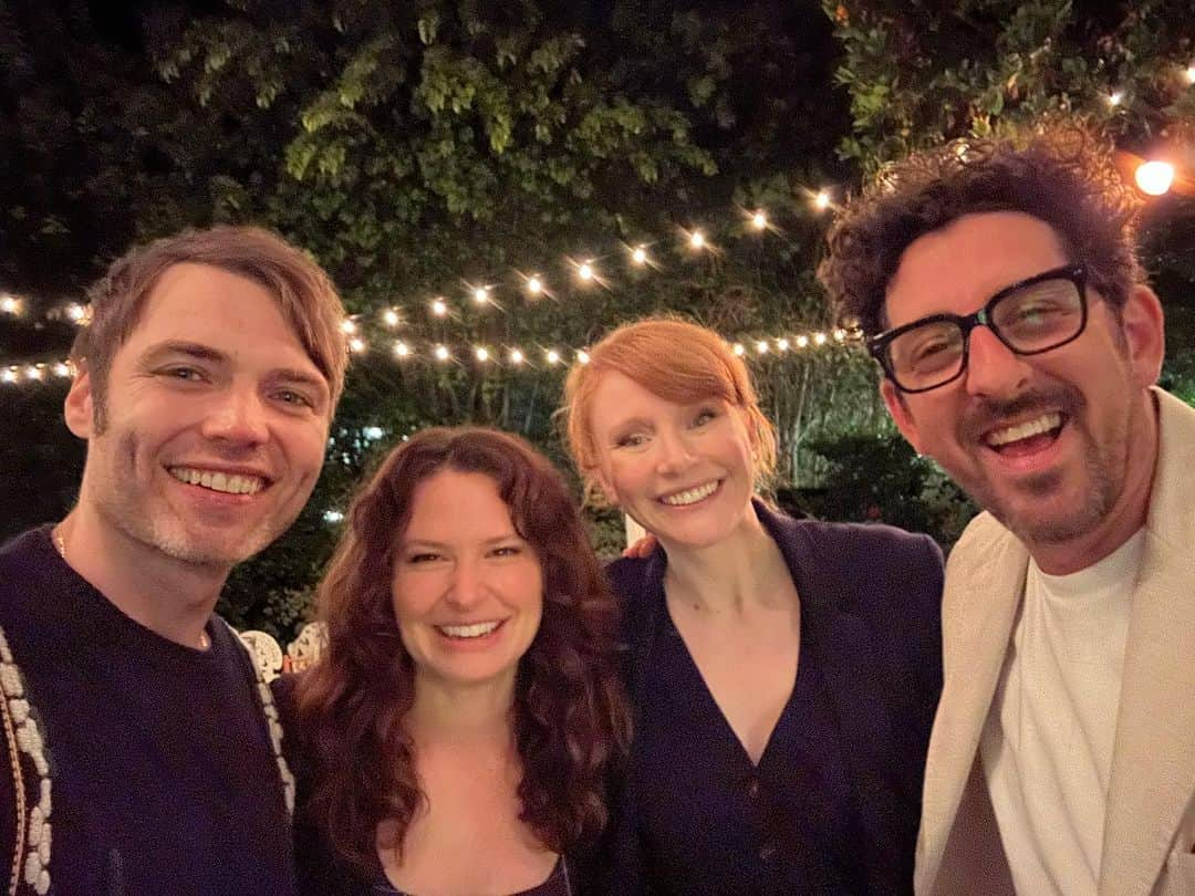 ブライス・ダラス・ハワードのインスタグラム：「Breaking the fast with old buddies ❤️⁣ ⁣ ⁣ ⁣ ⁣ [ID: Shanah Tovah from (left to right), Seth Gabel, Katie Lowes, BDH, and Adam Shapiro who smile for a group photo after their Yom Kippur meal. The long-time friends stand together on an outdoor patio decorated with twinkly lights at the Winklers’ house.]」