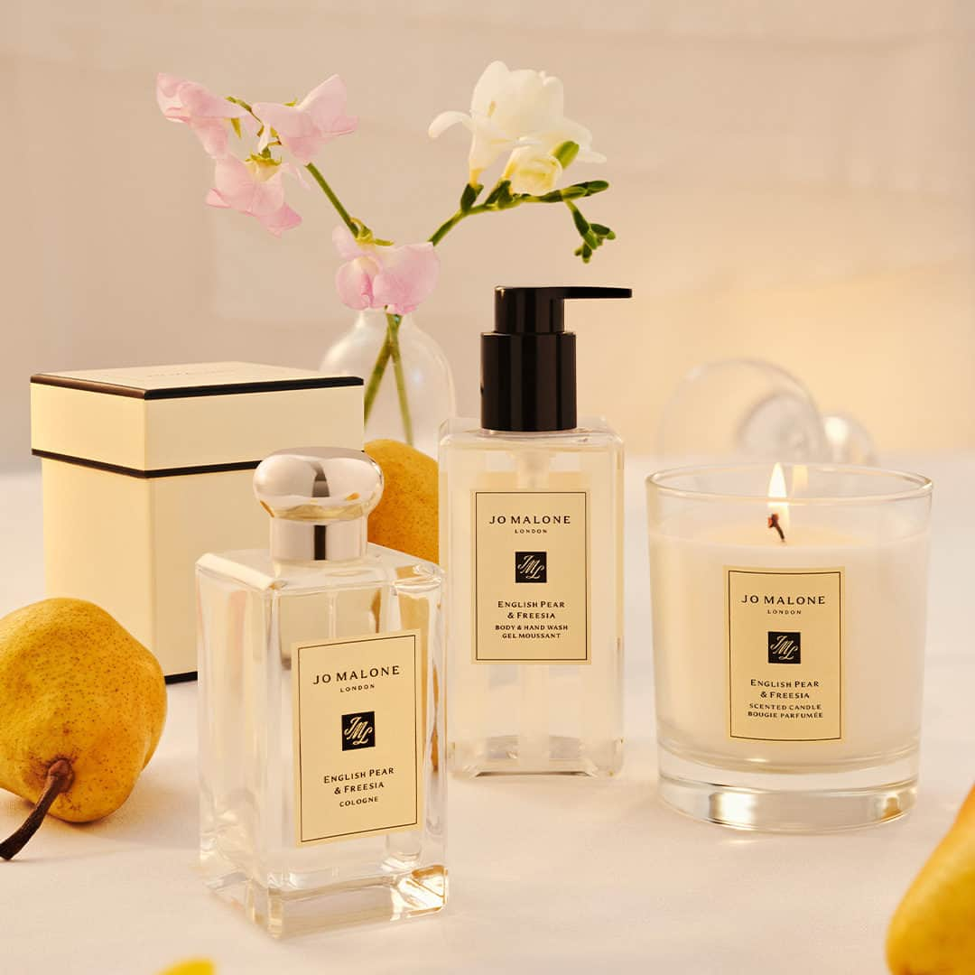 Jo Malone Londonさんのインスタグラム写真 - (Jo Malone LondonInstagram)「There are plenty of ways to enjoy English pear. Will you choose a fragrant flickering candle, luscious bath & body luxuries or a cologne with one pear in every bottle? Tap to go pear picking. #EnglishPear」9月26日 23時55分 - jomalonelondon