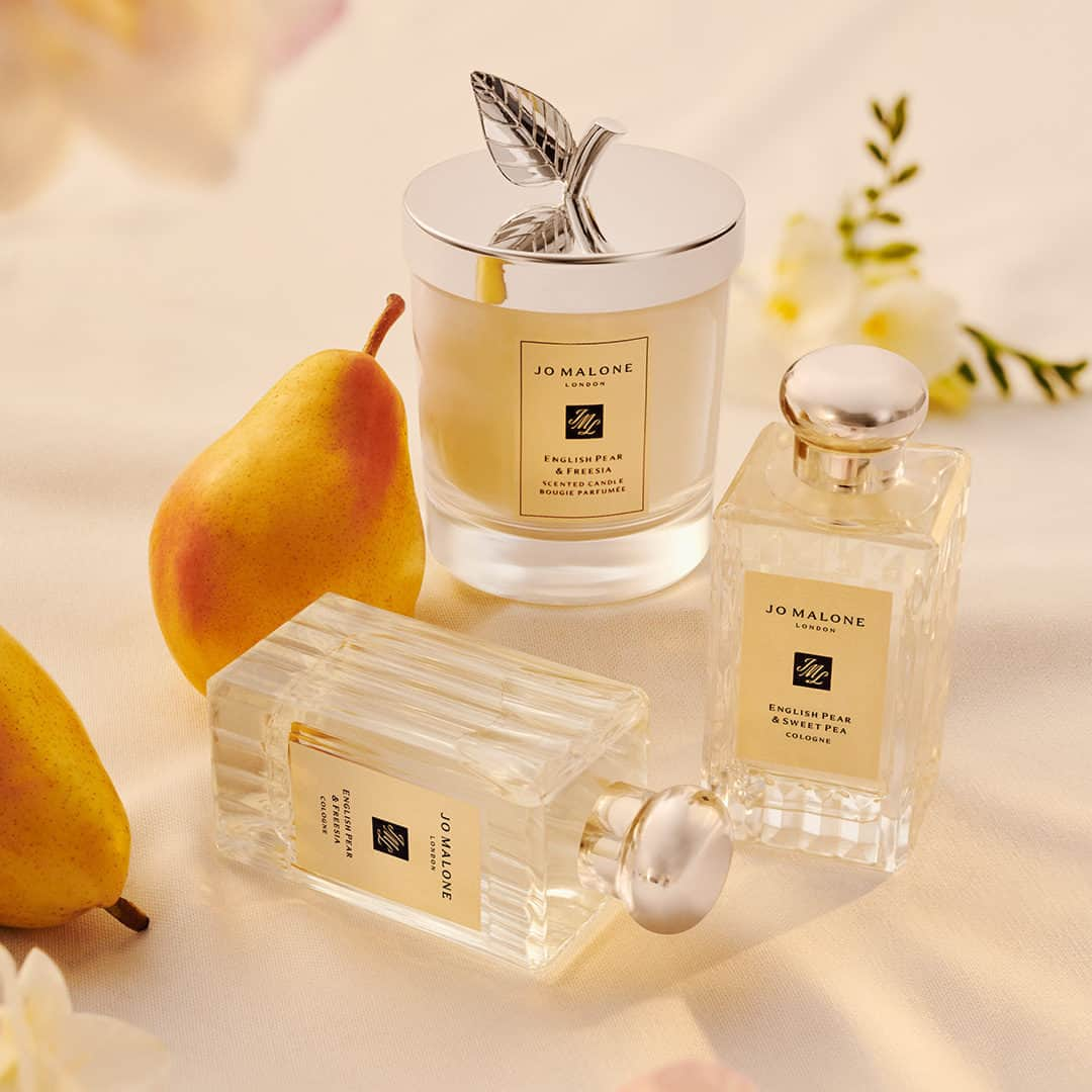 Jo Malone Londonさんのインスタグラム写真 - (Jo Malone LondonInstagram)「There are plenty of ways to enjoy English pear. Will you choose a fragrant flickering candle, luscious bath & body luxuries or a cologne with one pear in every bottle? Tap to go pear picking. #EnglishPear」9月26日 23時55分 - jomalonelondon