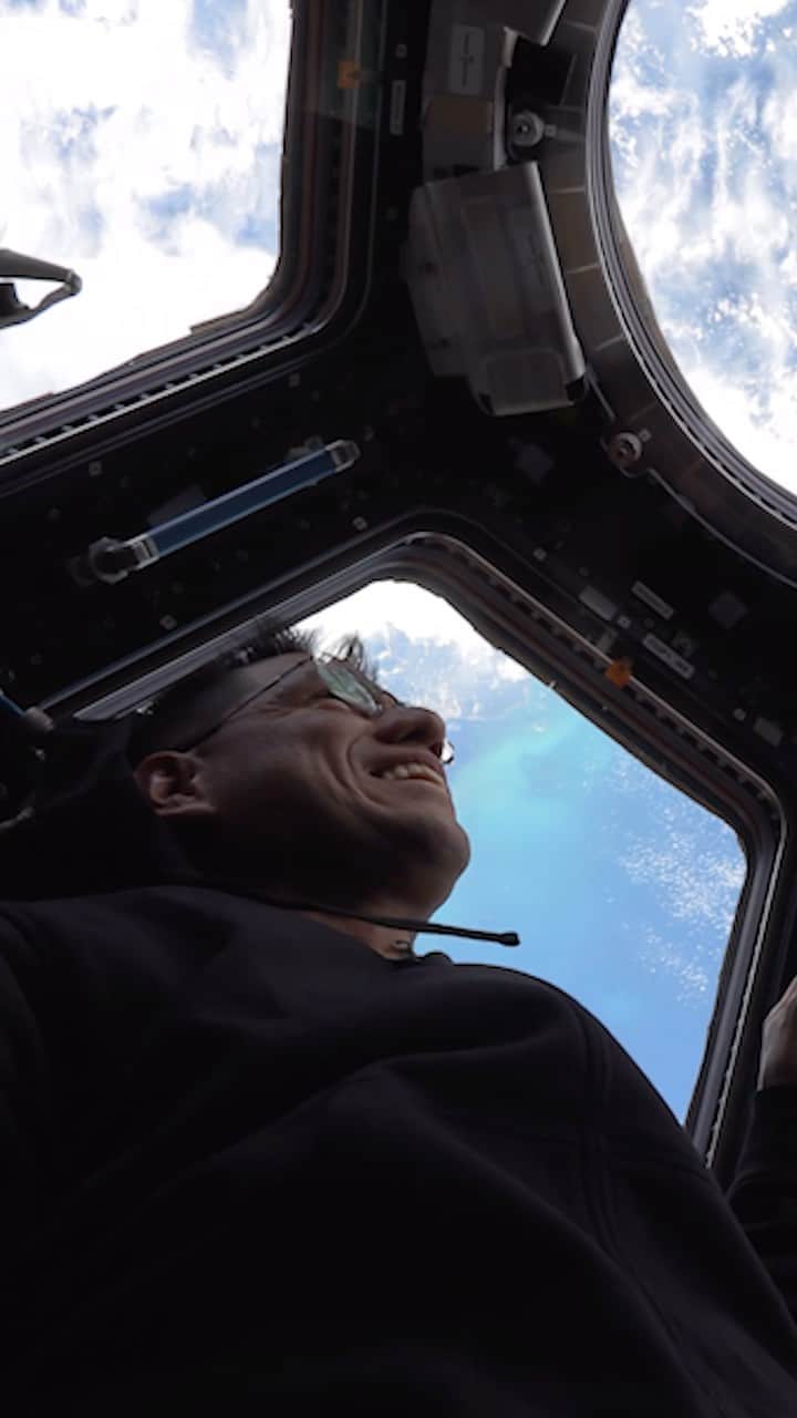 国際宇宙ステーションのインスタグラム：「Tomorrow, NASA Astronaut Frank Rubio is coming home 🌎  While spending 371 days in space, Dr. Rubio has:  -Orbited the Earth 5,936 times -Traveled 157,412,306 statute miles -Completed three spacewalks -Broken the record for the longest single spaceflight by a U.S. astronaut -And much more!  Tune in to NASA TV to watch Rubio and his fellow crewmates return to Earth. Live coverage begins at 12 a.m. ET, with landing scheduled for 7:17 a.m. ET on Sept. 27. Link in bio!  Video Credit: NASA/Justin Herring」