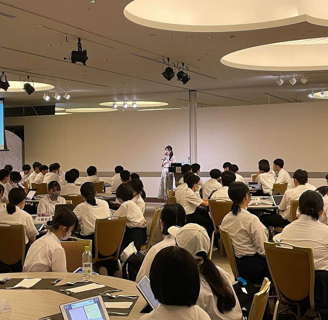 のインスタグラム：「舞浜で講演会🎤🐹🐭 修学旅行でディズニーランドにやってきた中学生190人に向けてキャリア講和をしてきました☺️  社会の激しい変化に適応できるように10代からキャリア教育を進めて「生きる力」を身に付けていこうという取り組みで、 将来を考えるきっかけになれるよう〝伝えるから伝わる話し方〟をアレンジしてお届けしました🎁  iPadを1人ずつ持って聞いてくれる姿が新鮮で、自分が中学生だった時とは学ぶ環境が変わっていることを目の当たりにしました。  最後に質問のある人〜？と質問コーナーをしたら、手があがりすぎて 大人を前にした講演会では見たことない光景に🙌   さらに、聞きながら感想文をiPadに書いてくれていて、代表者が御礼の言葉とともに読みあげてくれるというサプライズも。  講演会後には、1〜6組まで クラスごとに私を囲んで記念撮影！中学生たちがミッキーと写真を撮るテンションで囲んでくれて、キャラクターになった気分でした😆笑  大切な思い出です💕  #ディズニー #disney  #思い出　#修学旅行 #ヒルトン東京ベイ  #キャリア #女子アナ #パラレルキャリア #アナウンサー #起業　#起業家  #トークナビ #女子アナ広報室」