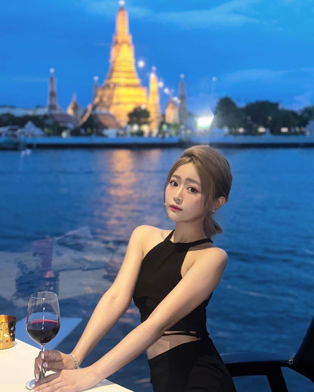 徐薇涵（Wei Han Xu）のインスタグラム：「🇹🇭鄭王廟景觀餐廳酒店🍴 Sala rattanakosin eatery & bar 坐落在湄南河邊正對面就是鄭王庙 全景 🌅日落時分欣賞暮日餘暉～美炸很浪漫也很適合拍照 🤎建議提前定位 如果想訂到窗邊的景觀位或是一樓露台的景觀位，可能提前一個月訂 🈺️：星期一～星期日 17:30-22:00 📍泰国曼谷 39 Maha Rat Rd, Khwaeng Phra Borom Maha Ratchawang, Khet Phra Nakhon, Bangkok 10200泰國  #泰國 #bangkok #鄭王廟 #曼谷景觀餐廳 #海豚游到泰國」