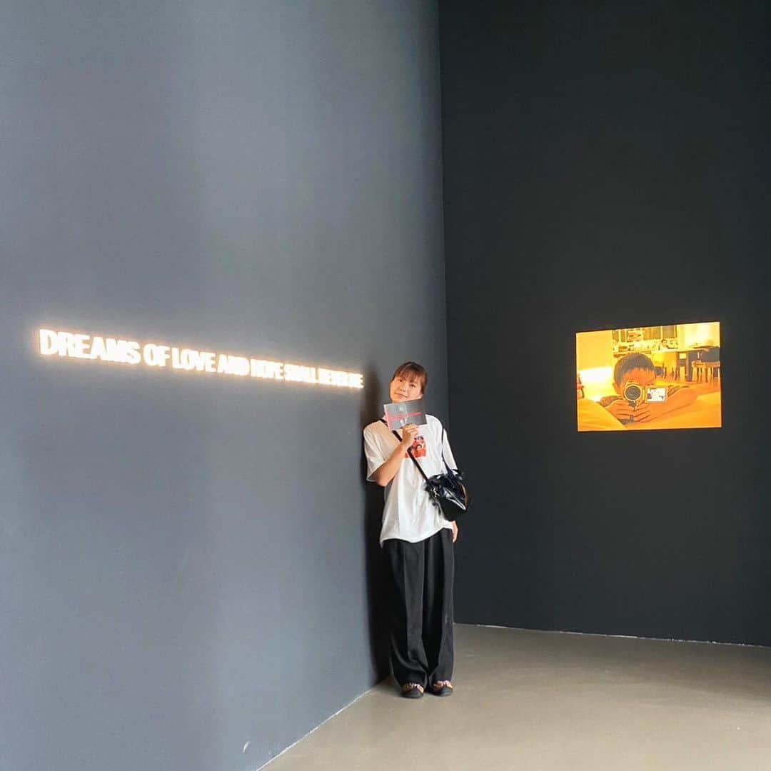 新井郁のインスタグラム：「#edwardyang #楊徳昌 監督 #台北市立美術館   台北最終日に朝イチから向かったのは エドワードヤン監督の大回顧展。  牯嶺街少年殺人事件、ヤンヤン夏の想い出 ファンとして台湾という空気の中で 観ることが出来て良かった、  はあ、相変わらず語彙力欠落にため息が出るけど…  敬愛する監督の記録、映画への希望、愛、 監督への愛も行き交う素晴らしい展示でした。  日本に戻ってきて 恋愛時代も早速観に行ってきました まだまだ世界に浸りたい気持ちです…🐇🌕  最後の1枚は、 美術館からの帰りに乗ったバスで 目が合ってしまったねこ。」
