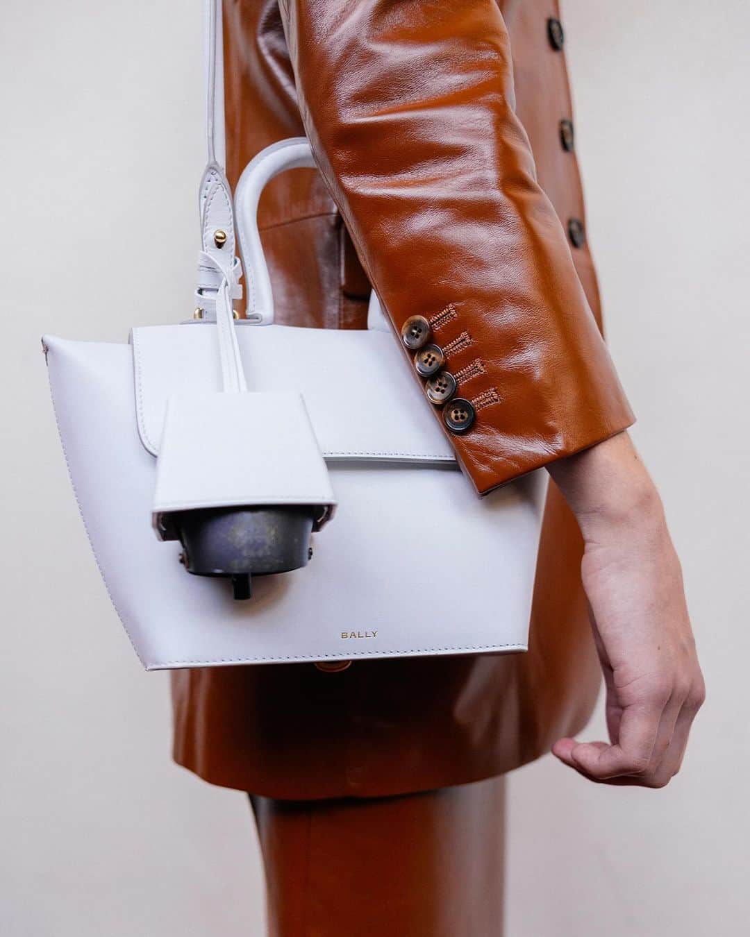 バリーのインスタグラム：「BEHIND THE SCENES  Photographer: Alex Dobé  @alextrescool   #Bally #BallySS24 #MFW」