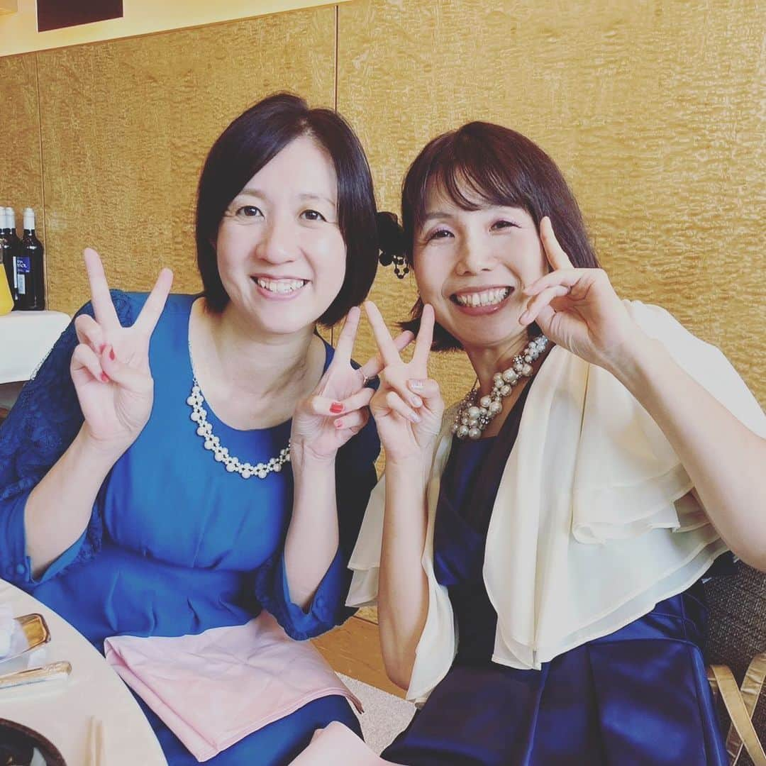 三隅有里子のインスタグラム：「* 高校時代の友人が結婚しました💒 野球部の仲間です。15才からの友人関係だから、25年以上！四半世紀の仲です。マネージャー仲間の親友と一緒に列席しました。 「どれだけ時間が空いても、いつでもあの頃に戻れるのが自分たちの関係だよ！」と言ってくれる彼がいたから、私たちは今も仲間でいられると思うし、そういう仲間思いの人だから彼の門出を祝おうと私たちの代ほぼ全員と先輩方が集まったんだと思う。 誇らしい気持ちと幸せな気持ちでいっぱい💕 私たち半世紀以上仲間だね！と言える日まで、ずっと仲良く過ごせたら幸せだなあ。  #結婚式 #幸せ #happy #休日 #off #群馬テレビ #群テレ #gtv #アナウンサー #局アナ #局アナの仕事 #地方局で働くということ」