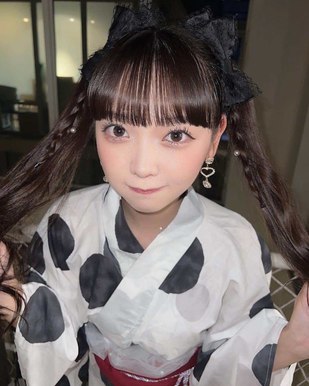 のインスタグラム：「9月終わる前に浴衣の写真のせとこー🖤🤍🎀 ･ もうちょっとで9月終わるのびっくりすぎ🤦🏻‍♀️ ･  #浴衣 #ツインテール #リボン #ヘアアクセサリー  #ぱっつん前髪  #ロングヘア #巻き髪 #ハートピアス  #ootd」
