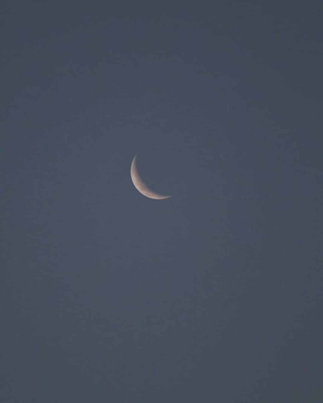山中美智子のインスタグラム：「Moon 🌙  満月と新月のスケジュール チェック。  私は次の新月に下着を全部そう取り換えする事にした✨  パンツだけね☺︎  新月は断捨離にとてもいいタイミングだそうです🫰🏾  1か月の目標を紙に書いたり、デトックスするのもいいんだって🤍  下着は大切な場所を守るものでしょ🌙  たまに真っさらな新しいものに全部変えると、すっごくすっきりとした気持ちになる🫶🏾  古くなった歯ブラシもついでに新調しよう。」