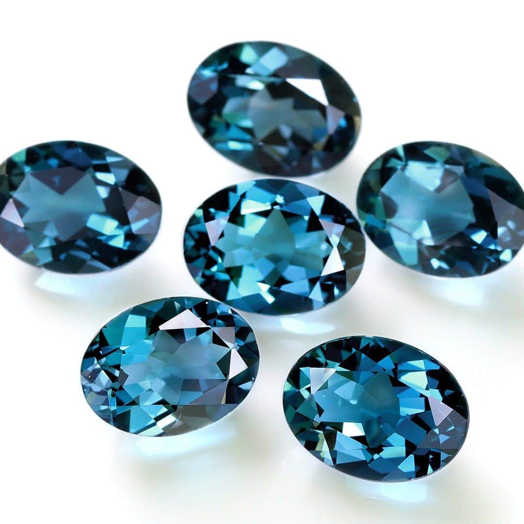 ビズーさんのインスタグラム写真 - (ビズーInstagram)「【New Item】  ブルー、グリーン、グレー・・単に「ブルー」だけでは表現しがたい幾つもの色が混ざり合う青。  他の宝石にはない「理想の青」を求めて生み出された、この宝石の正体は・・？  ヒントは、ロンドンの空をイメージして名づけられた宝石です。  –  #BIZOUX #ビズー #多彩な天然石」9月26日 23時54分 - bizoux_jewelry