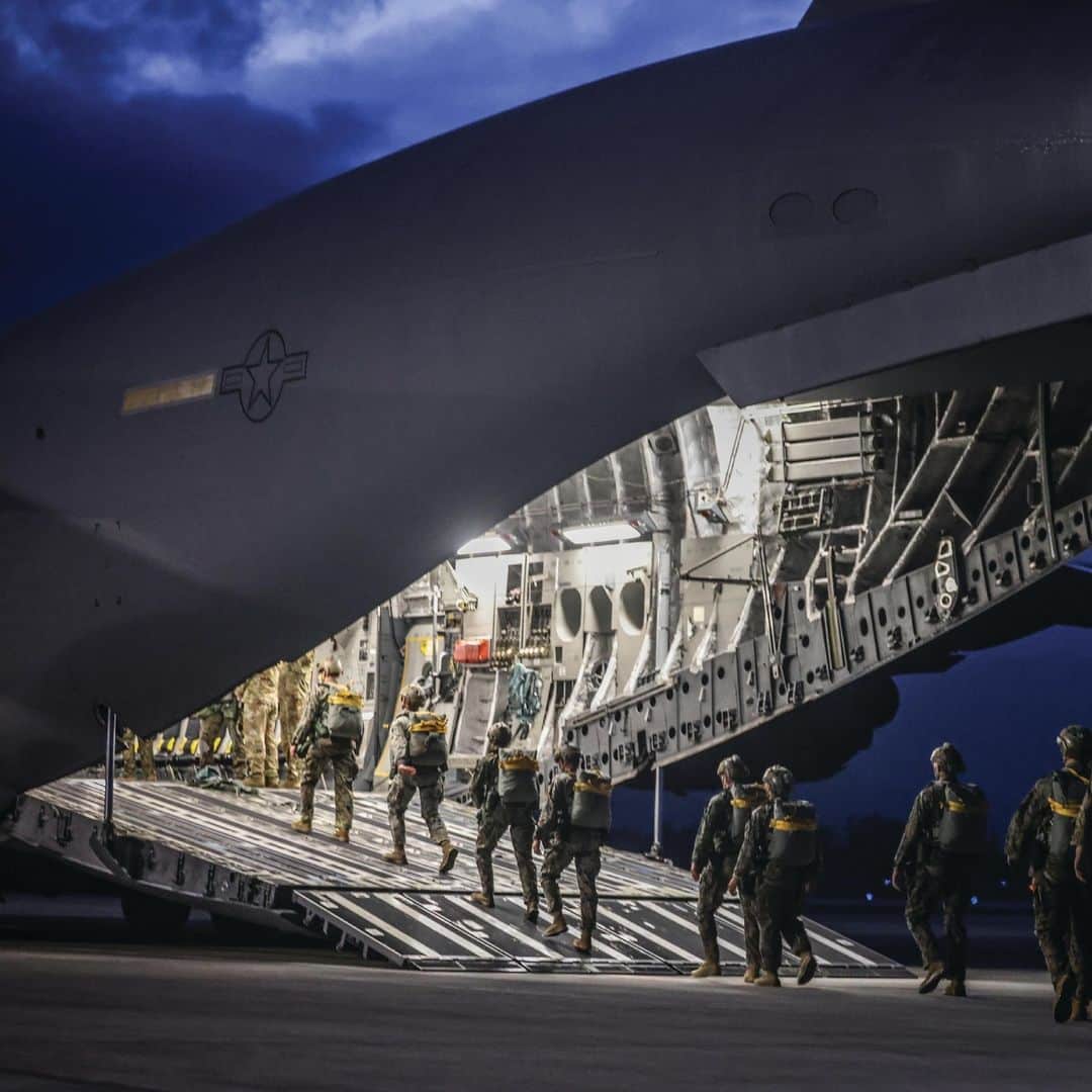 アメリカ海兵隊のインスタグラム：「Night Jump   📍 @MCB_Hawaii (Sept. 18, 2023)  #Marines with @3dmardiv prepare to jump out of a @USAirForce C-17 Globemaster III during a nighttime low-level static line parachute jump.  This training enabled the Marines to better support the 3d Marine Littoral Regiment by inserting into key maritime terrain at a moment’s notice.   📷 (U.S. Marine Corps photo by Cpl. Grace Gerlach)  #USMC #MarineCombatArms」