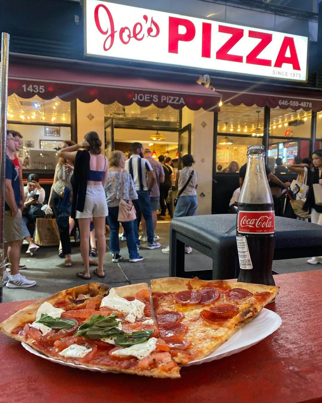 福見真紀のインスタグラム：「アメリカ旅行で食べたいろいろ🍔🍕  1. JOE’S PIZZA スパイダーマンの映画で出てくるピザ屋さん🍕 30分くらい並んでいうてもピザでしょーって思ってたのに衝撃的な美味しさだった🫨 生地が薄くていくらでも食べれそう。並ぶ価値あり。  2. In-N-Out Burger 前回来たときに大好きになった🍔 今回の滞在中も2回食べました😋  3.チキンオーバーライス NYといえばのストリートフード🌭 初めて食べたけどスパイスが効いてて美味しくて家でも真似して作ってみたい！  4.5 ロブスター🦞 ロブスターもアメリカで食べたかったものの一つ！身がぷりぷり🥹 バターつけて食べるのが新鮮でした🤔  6.Shake Shack 日本でもよく行くシェイクシャック🍔 セントラルパークでピクニックしながら食べた☺️  7.Grand Central Oyster Bar アメリカの牡蠣はあっさりしてて 磯っぽい香りがしないので生牡蠣が苦手な人でも食べれると思う！！🦪 気に入りすぎて滞在中1人で20個は食べました🤣  8. The Buffet at Wynn Las Vegas ラスベガスはビュッフェが有名！ 1人1万円ちょっとしてビュッフェにしては高いけどいろんな国の料理があって楽しい🍖お肉とカニ🦀をたらふく食べた🫶  9.チックフィレイ チキンバーガーが有名なファーストフード店🍗 食べたものの写真撮ってなかったw日本にも進出してください🥹」