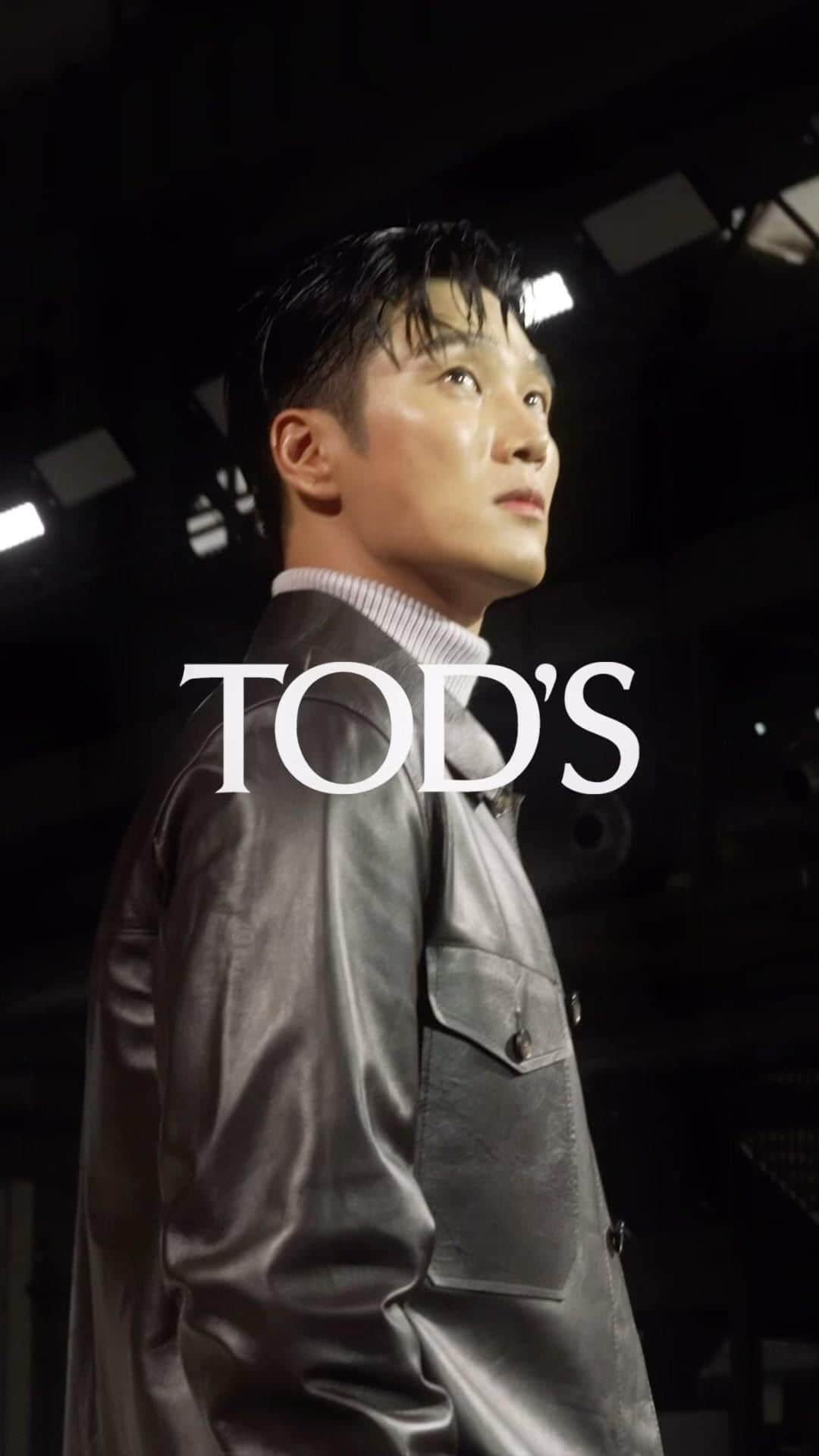 トッズのインスタグラム：「Actor Bo Hyun Ahn @bohyunahn experiencing Tod’s craftsmanship at Laboratori Scala Ansaldo in Milan where the Spring Summer 24 Women’s Fashion Show was unveiled.  Creative Director: @walterchiapponi Produced by @pollyresh  #TodsSS24 #Tods」