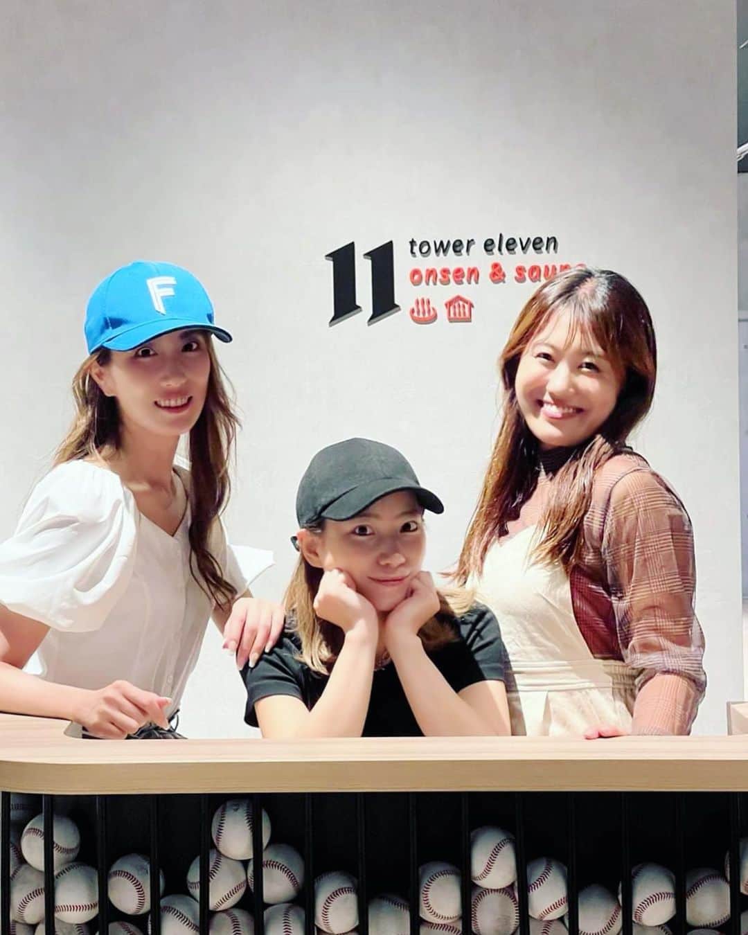 のインスタグラム：「𝟭𝟭 𝘁𝗼𝘄𝗲𝗿 𝗲𝗹𝗲𝘃𝗲𝗻  𝗼𝗻𝘀𝗲𝗻 & 𝘀𝗮𝘂𝗻𝗮  試合後半は温泉とサウナに入りに🧖🏽‍♀️↑へ。  サウナも水風呂も、温度がめちゃくちゃ過激で🔥😳🧊ガッチガチに整ったよ🧖🏼‍♀️超気持ちいいー！！！ （6枚目は整ってるんだか寝てるんだか←多分後者w）  私が行った日（時間）は、かなりの混み具合で、温泉も水風呂も芋洗い状態でした😓仕方ナイネʅ（◞‿◟）ʃ  とか言いつつ、気持ち良すぎて、実は全く混み具合気にならないほど大丈夫でしたw 座れるシートは予約した方が無難かもだ！（人数分）  混浴の露天ゾーン（水着）以外も、普通に男女バラバラの大浴場もあり、そこからも試合が見られて…♨️  残念ながら試合は負けてしまったけど、北海道でまた好きなスポットが出来て、とっても嬉しい🫶  また絶対的行きたい場所👏」