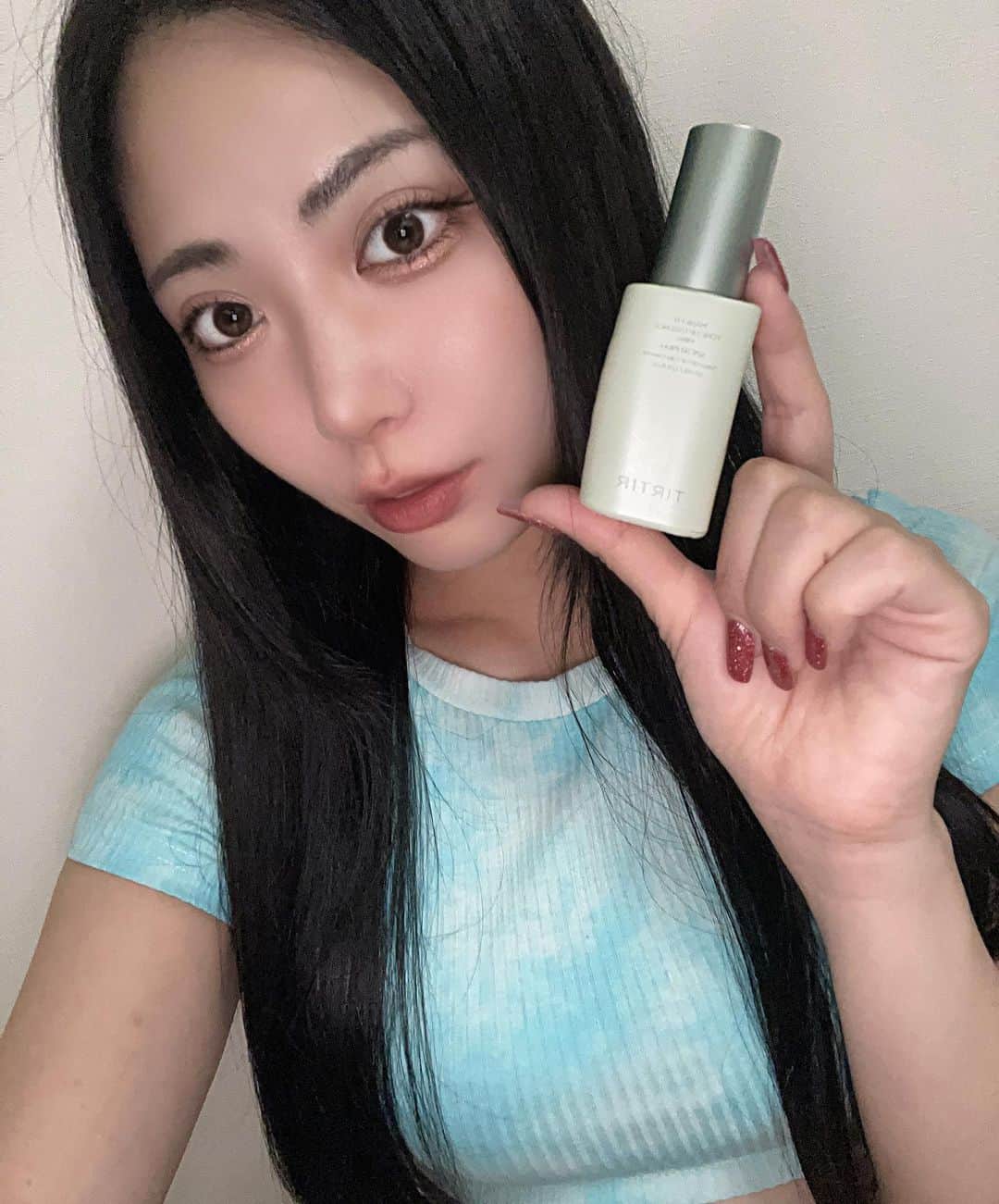 ゆずのインスタグラム：「TIRTIRの新商品 MASK FIT TONE UP ESSENCE カラーは2種類あって ラベンダー💜とミント💚があったよ！ 簡単に言ったら ラベンダーは黄色味、くすみが気になる人向けでミントは赤味が気になる人向け🥹 ワントーン明るくする効果はどちらにも含まれてるよ！ 悩んだけど私はミントにしたー！ 伸びも良くてワンプッシュでかなり広がる！今使ってるファンデとも相性が良くていい感じ😭✨✨🙏🏻💖 SPF30PA++なので紫外線対策の効果もあり！(税込2970円)  めちゃ使えるTIRTIRの新商品使ってみてね( ◠‿◠ )おすすめ🤍  . . .  #TIRTIR #ティルティル  #トーンアップエッセンス #化粧下地 #カラーベース #カラーコレクション #パープルトーンアップ #グリーントーンアップ #トーンアップベース #メイクベース #韓国コスメ#韓国メイク#韓国情報」