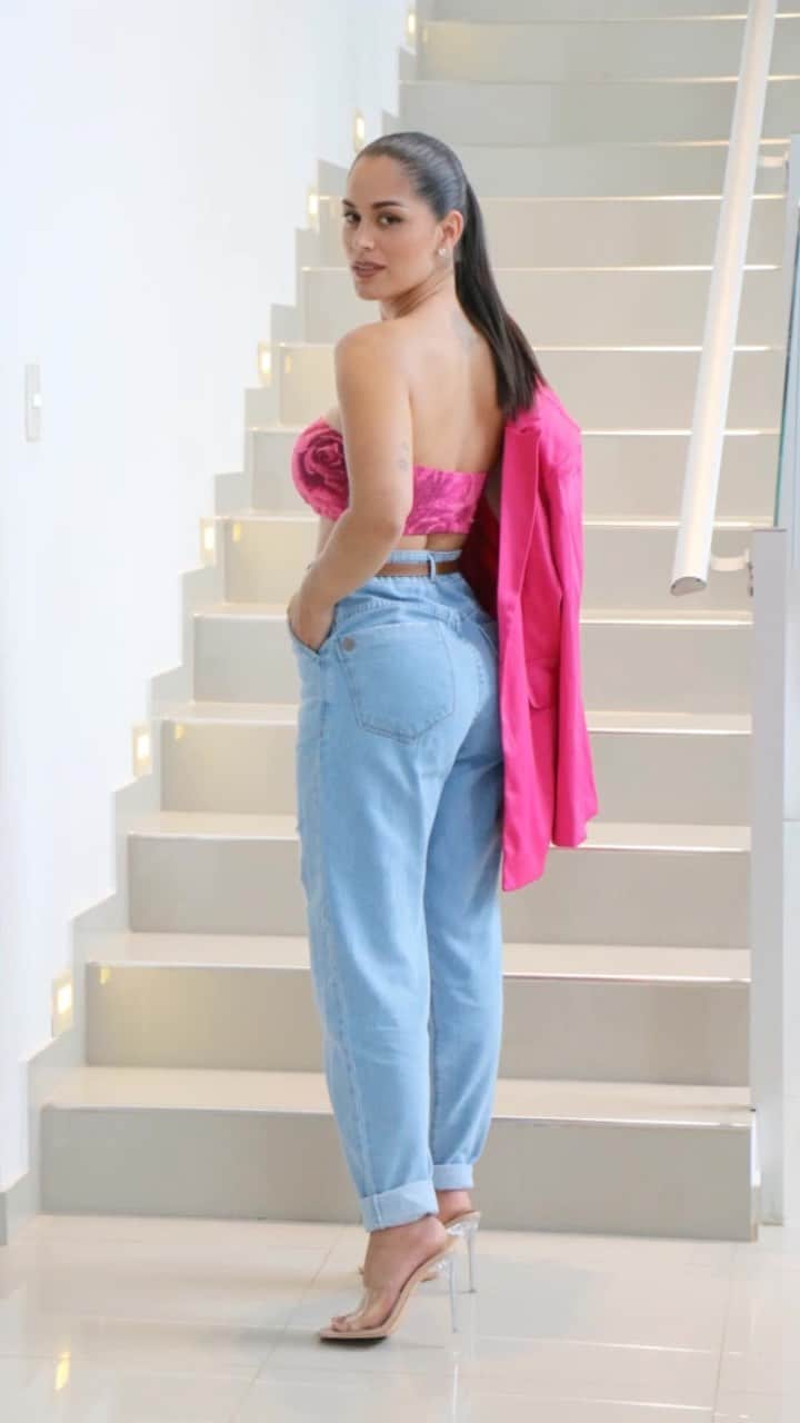 のインスタグラム：「• Donde están las del team jeans.. aún con este calor ?  Por aquí una 👋🏼 ( @emporiorosajeans )   #jeans #verano #outfit #modacasual」